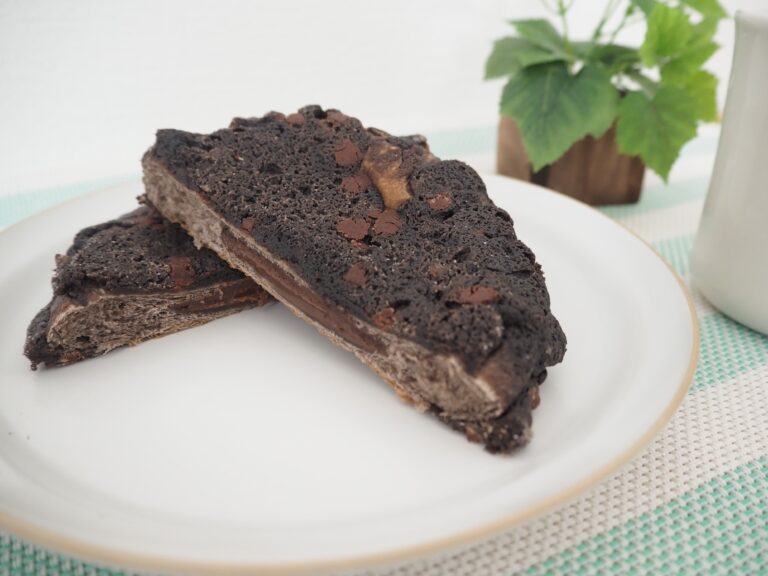 【ミニストップ】平焼きブラックメロンパンはずっとザクザク＆チョコレート！