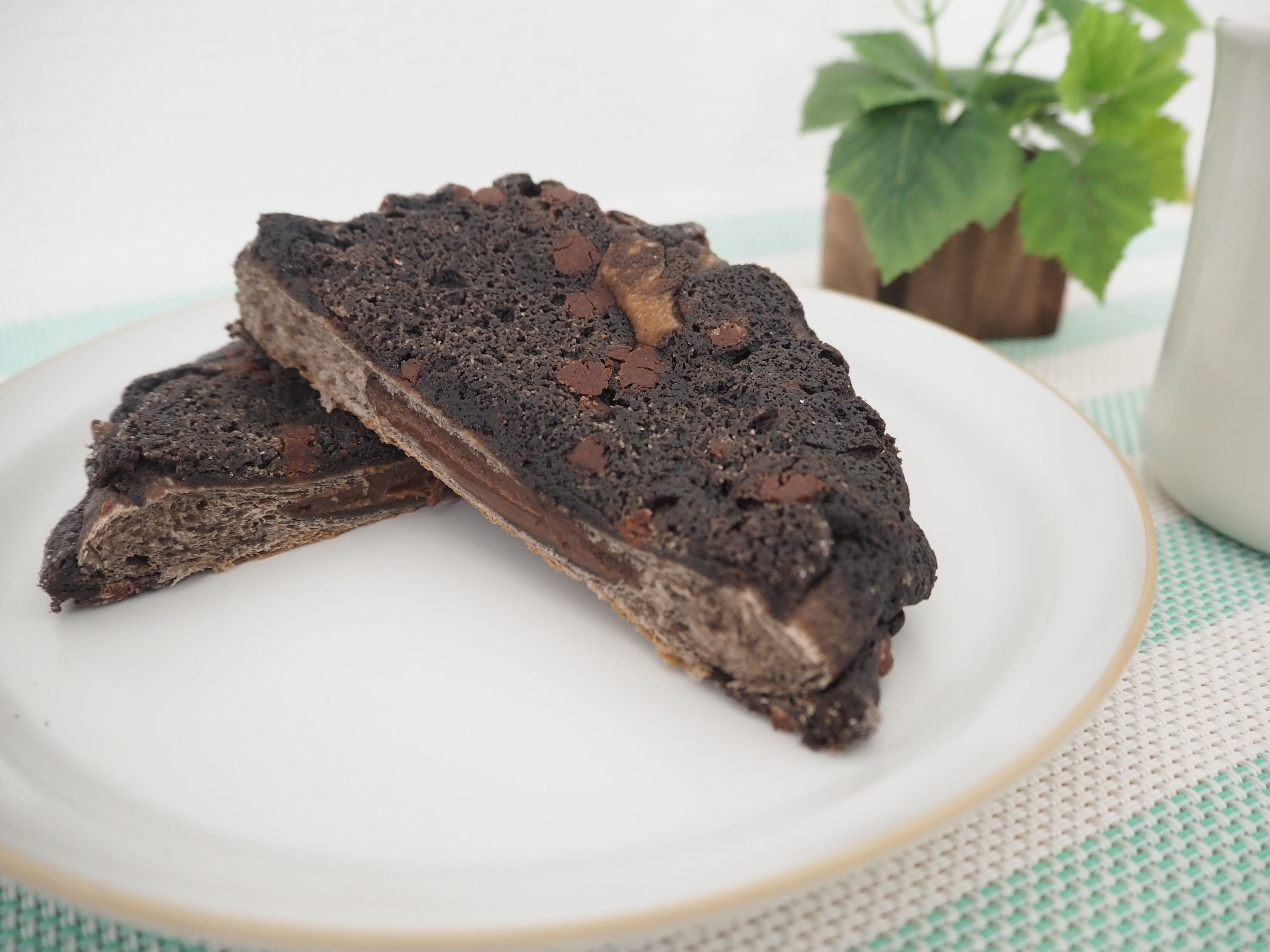 【ミニストップ】平焼きブラックメロンパンはずっとザクザク＆チョコレート！