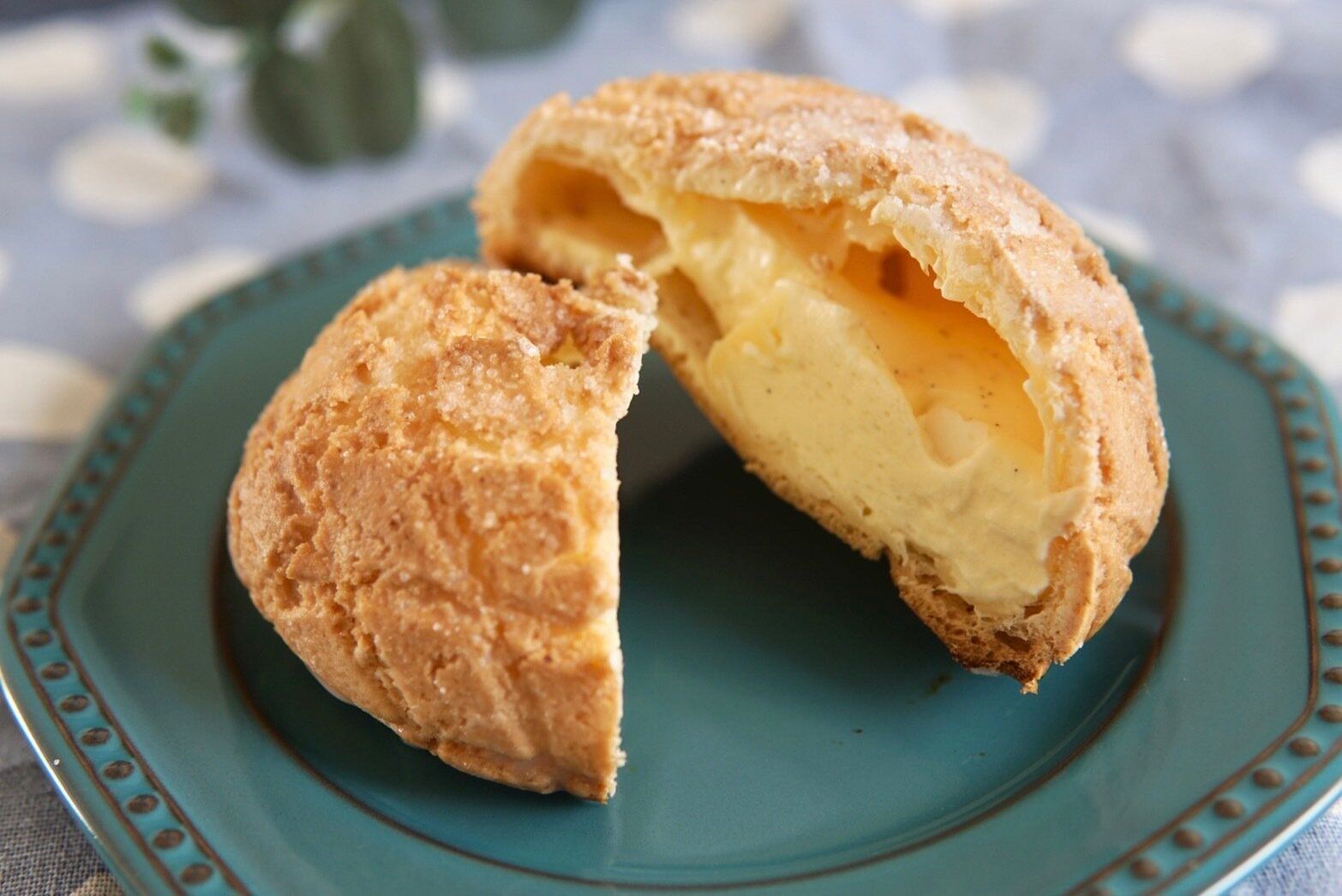 【ローソン】メロンパン？シュークリーム？サクサクと甘さに浸れる「まるでメロンパンみたいなシュークリーム」