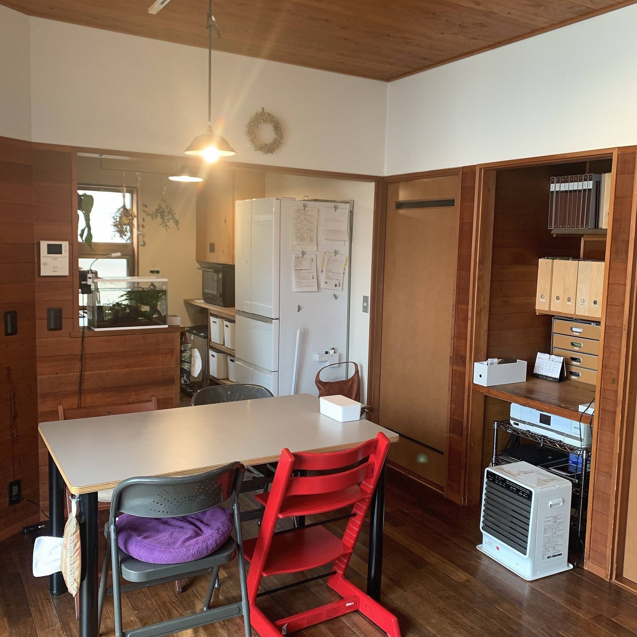 【山崎実業】これがあればテーブルの上が散らからない「テーブル下収納ラック」