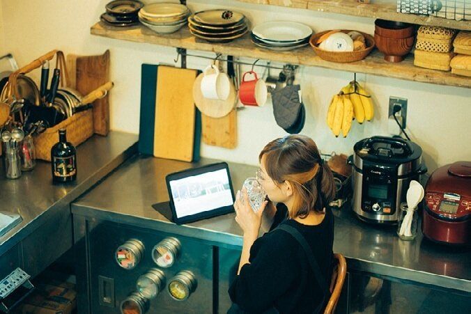 毎日使う物は定位置に出しっぱなし！ルールが大ざっぱだけど居心地がいい料理家のキッチンを大解剖