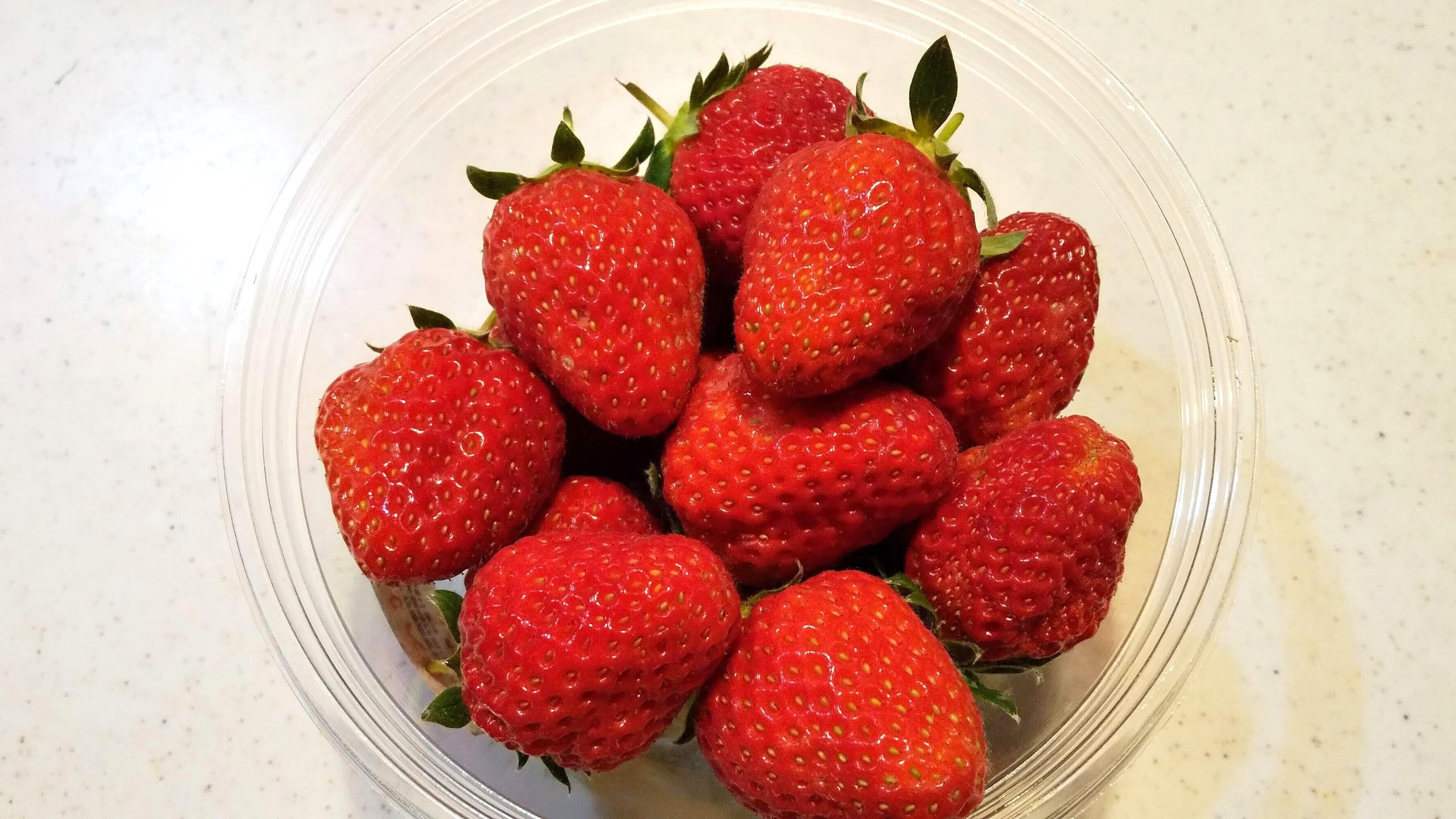 いちごの赤い部分は果実じゃない⁉じつは、甘くてやわらかい部分は〇〇だった！