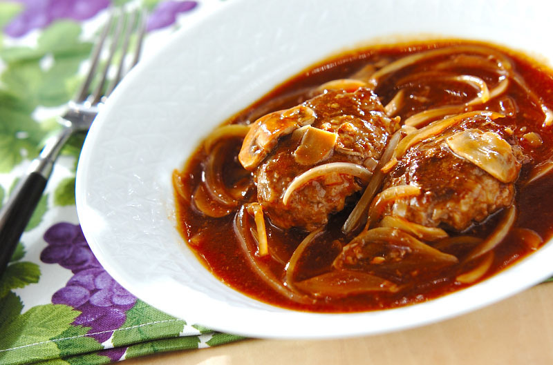 【管理栄養士監修】気になる「煮込みハンバーグ」のカロリーや炭水化物量とは？食べる際に押さえるべきポイントを紹介