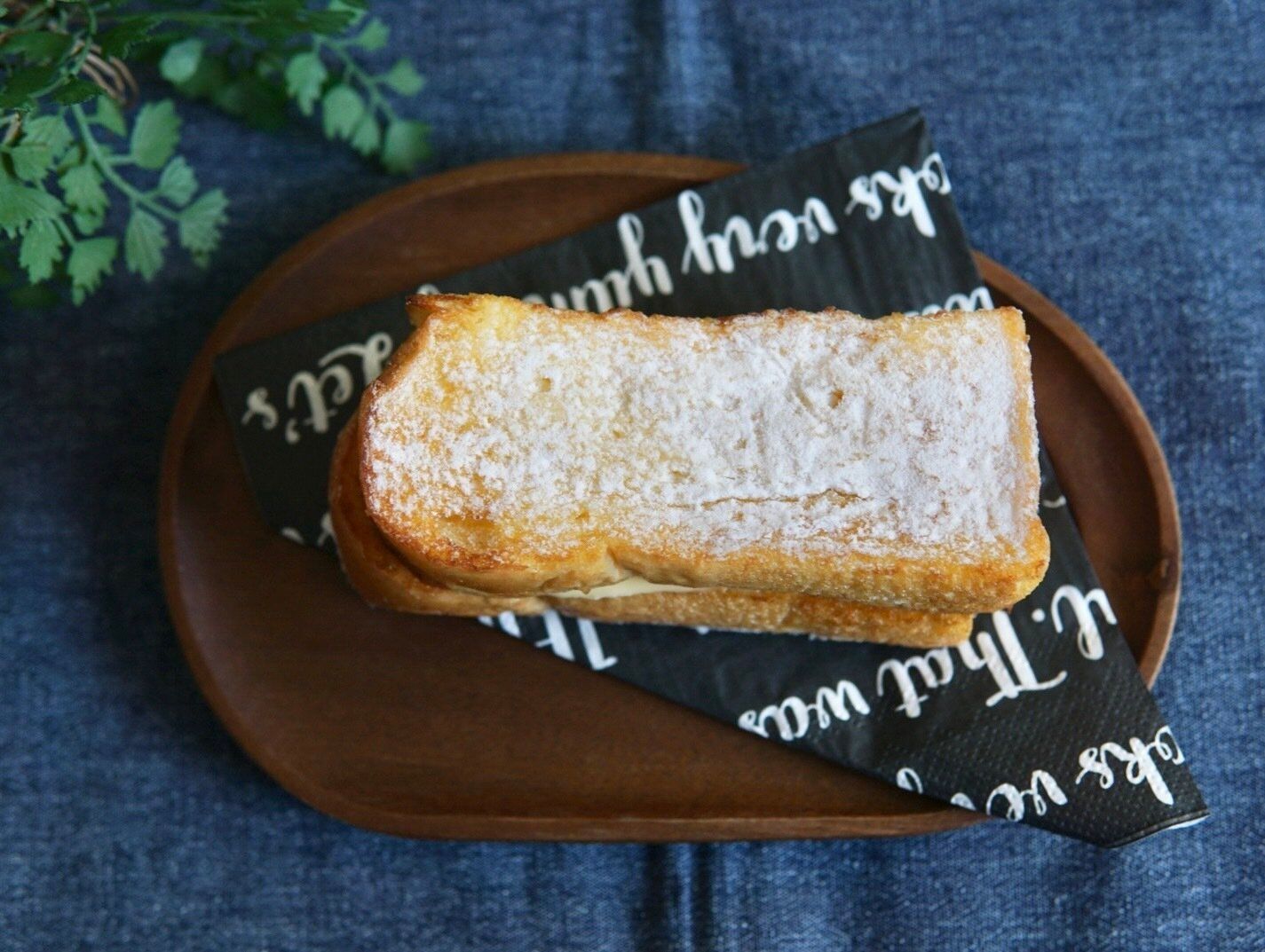 【ローソン】しっとりジュワジュワ、カスタードが入ってスイーツ感アップ「カスタードクリームのしみじゅわフレンチトースト」