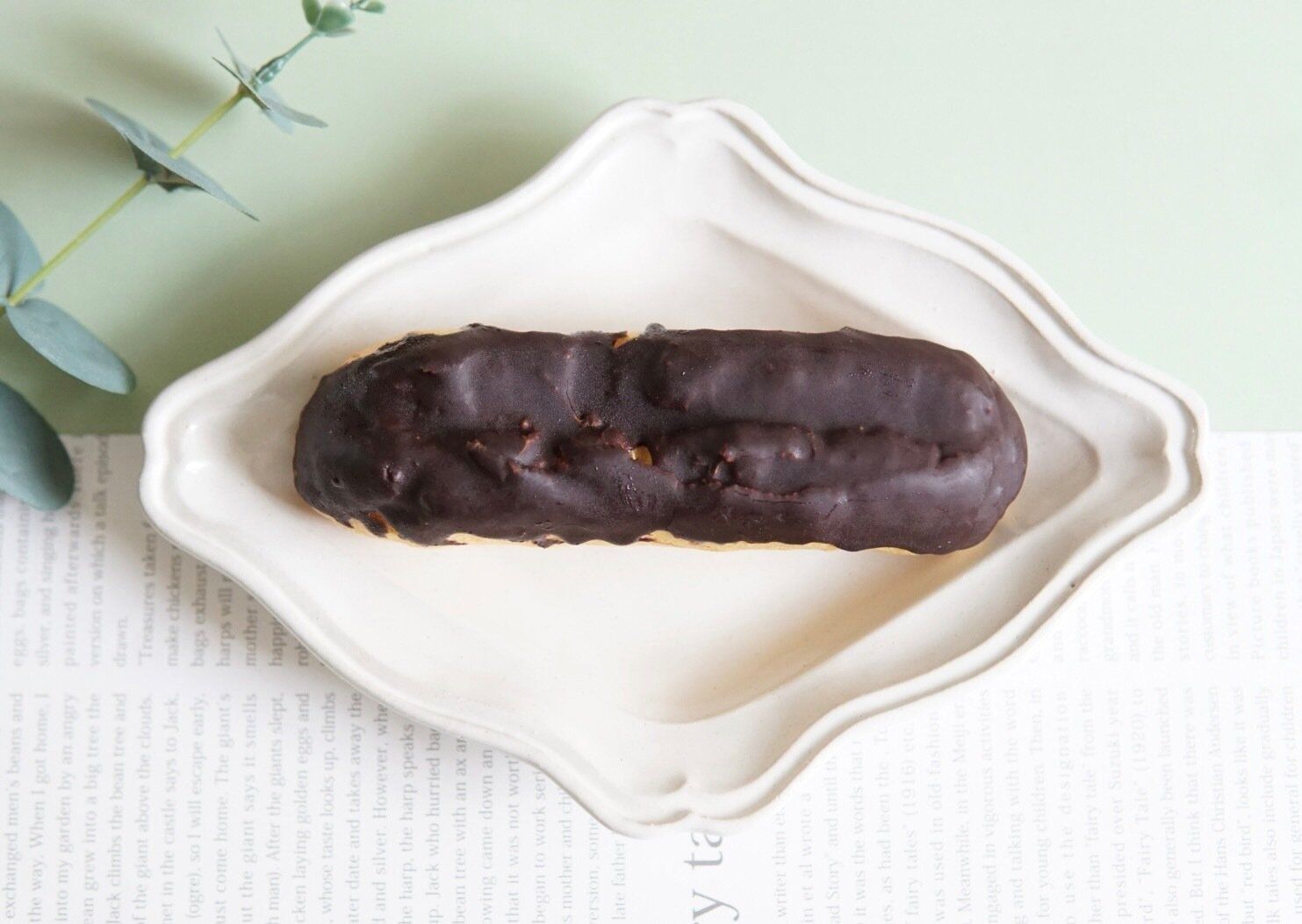 【ローソン】チョコに負けない濃厚生カスタードに感動「生カスタードエクレア」