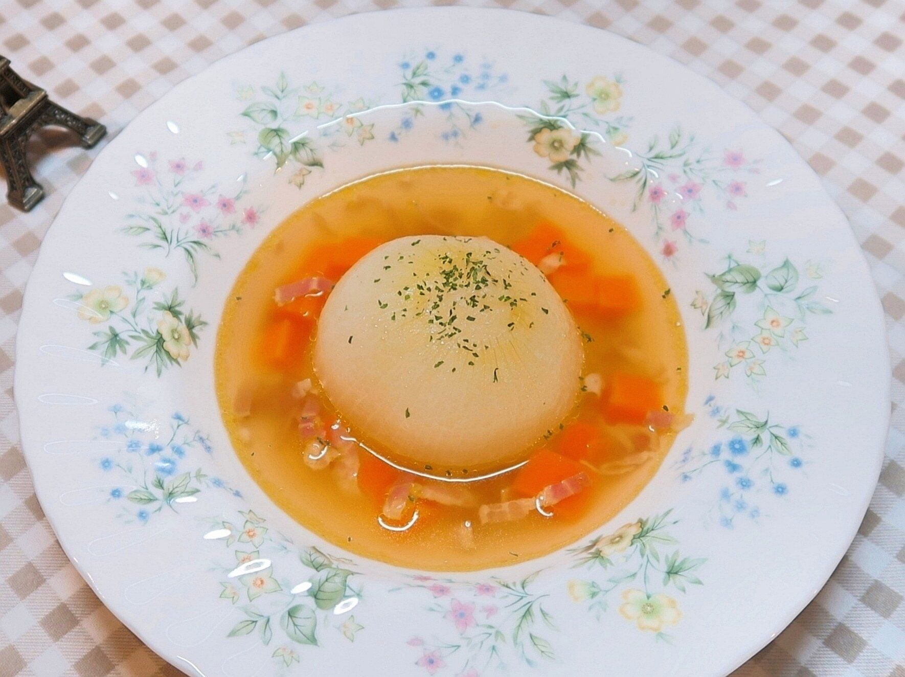 旬の旨味を味わって！【まるごと新玉ねぎのコンソメスープ】のつくり方