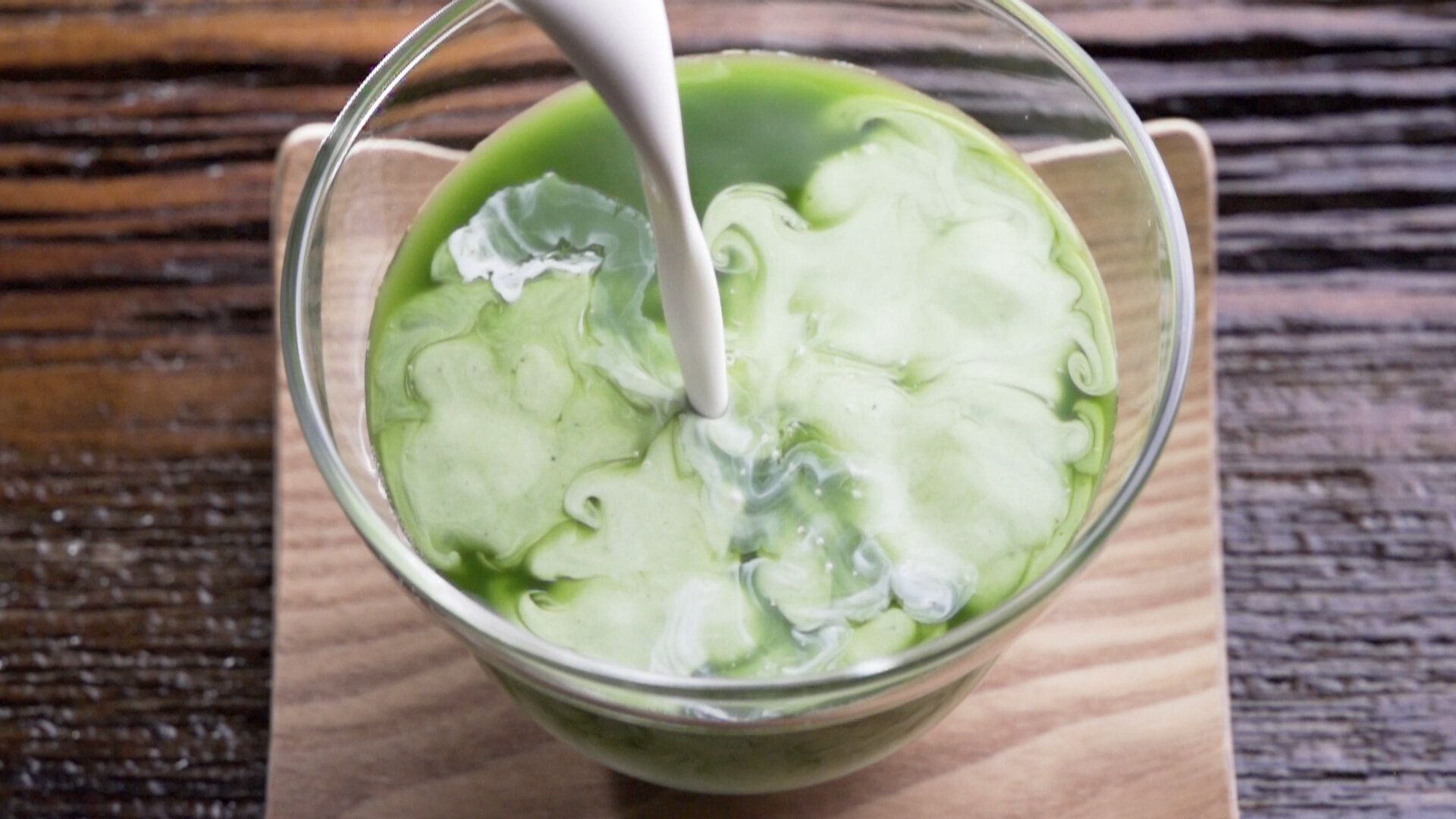 タリーズ×伊藤園から誕生！新発売の「TULLY’S COFFEE 抹茶がおいしい抹茶ラテ」の味の秘密とは