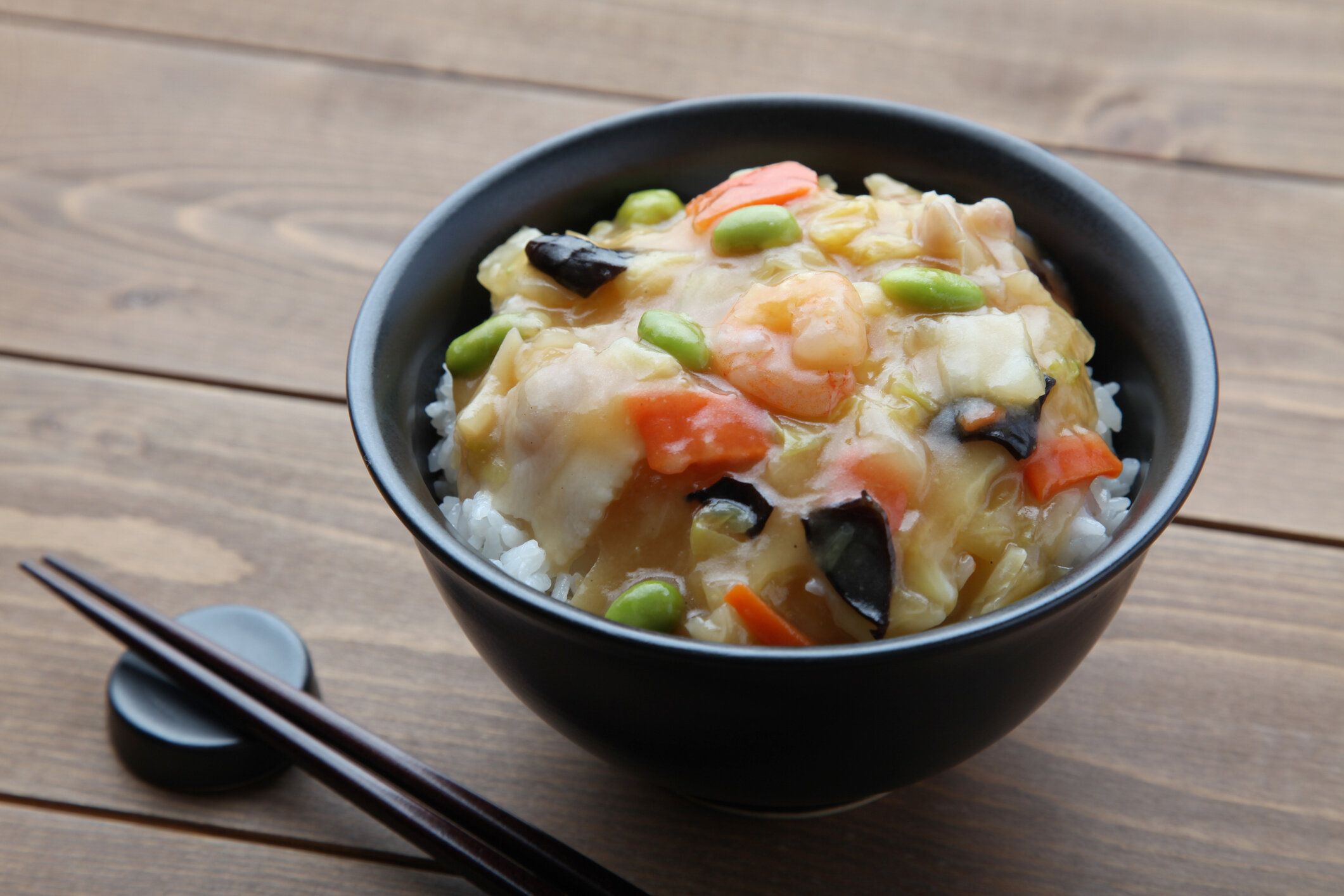 【管理栄養士監修】気になる「中華丼」のカロリーや炭水化物量とは？食べる際に押さえるべきポイントを紹介