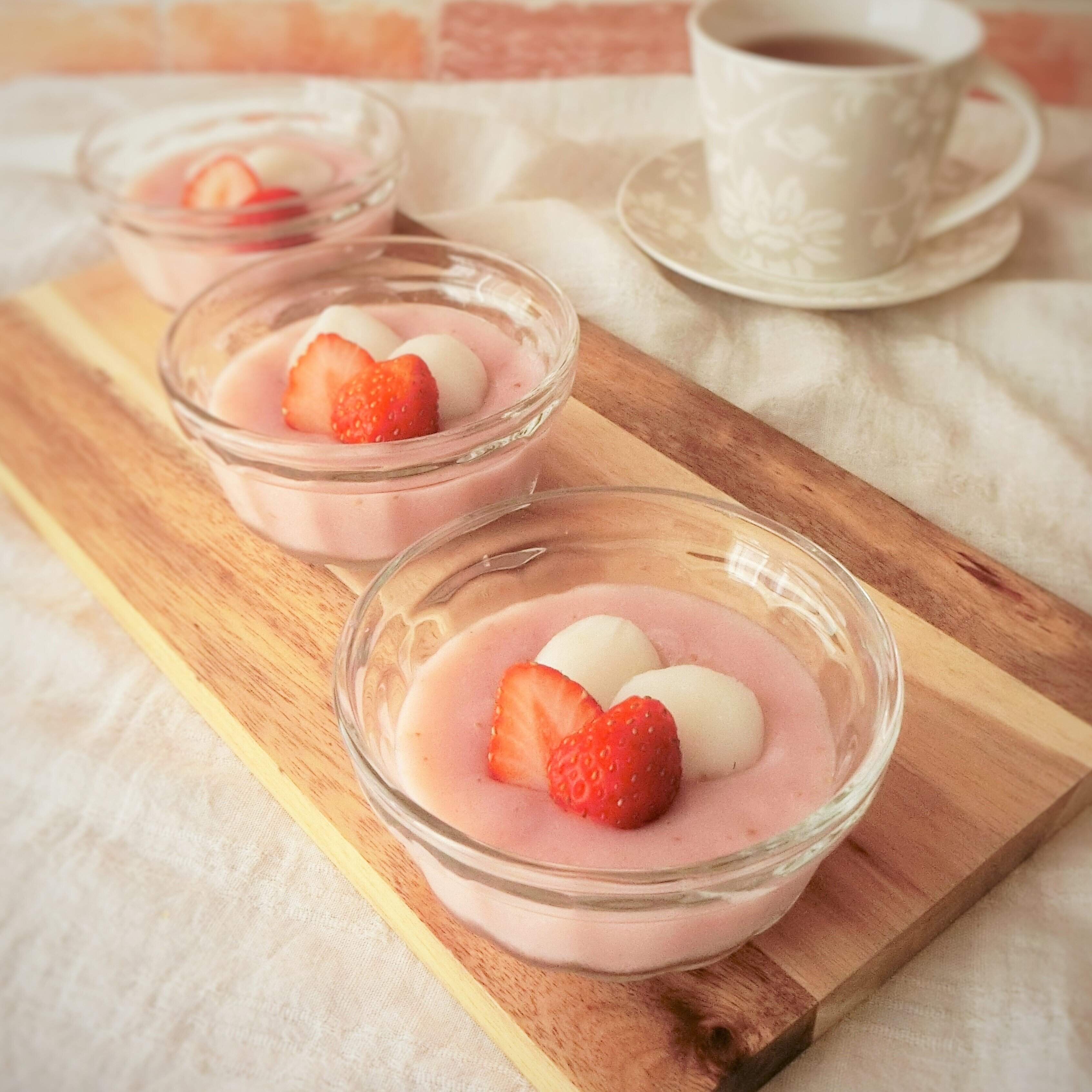 卵もゼラチンも必要なし！材料4つでつくるトロッと食感の「いちごミルクプリン」