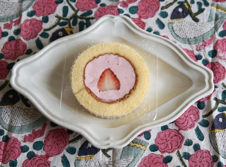 【ローソン】いちご好きさん集まれ！いちびこさん監修、甘酸っぱいいちごソースがたまらない「いちごロールケーキ」