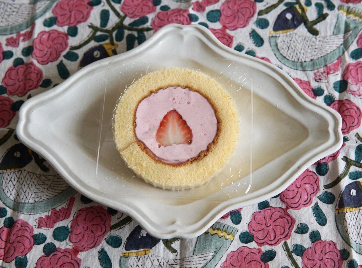 【ローソン】いちご好きさん集まれ！いちびこさん監修、甘酸っぱいいちごソースがたまらない「いちごロールケーキ」