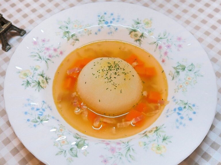 旬の旨味を味わって！【まるごと新玉ねぎのコンソメスープ】のつくり方