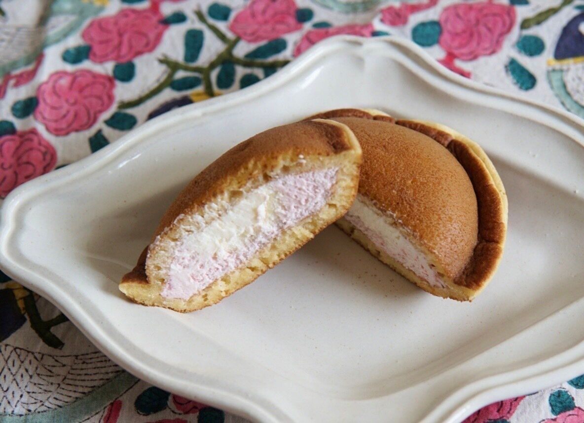 【ローソン】いちご専門店コラボ、もっちり食感とたっぷり2層クリームで幸せ「いちごみるくどらもっち」