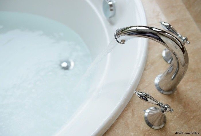 お風呂掃除に活用できる重曹の使い方！注意点やほかのアイテムとの合わせ技も解説