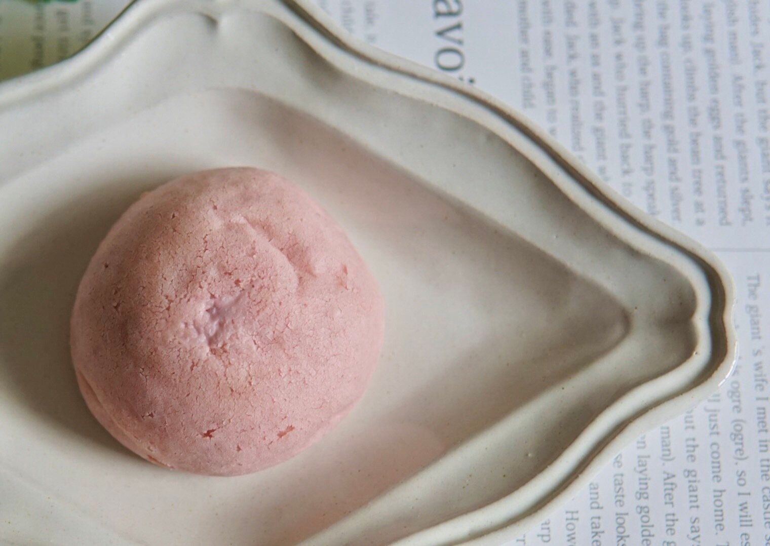 【ローソン】見た目だけじゃない、酸味の効いたソースとたまらぬもちもち感「カービィのもちぷよ(3種のベリークリーム)」