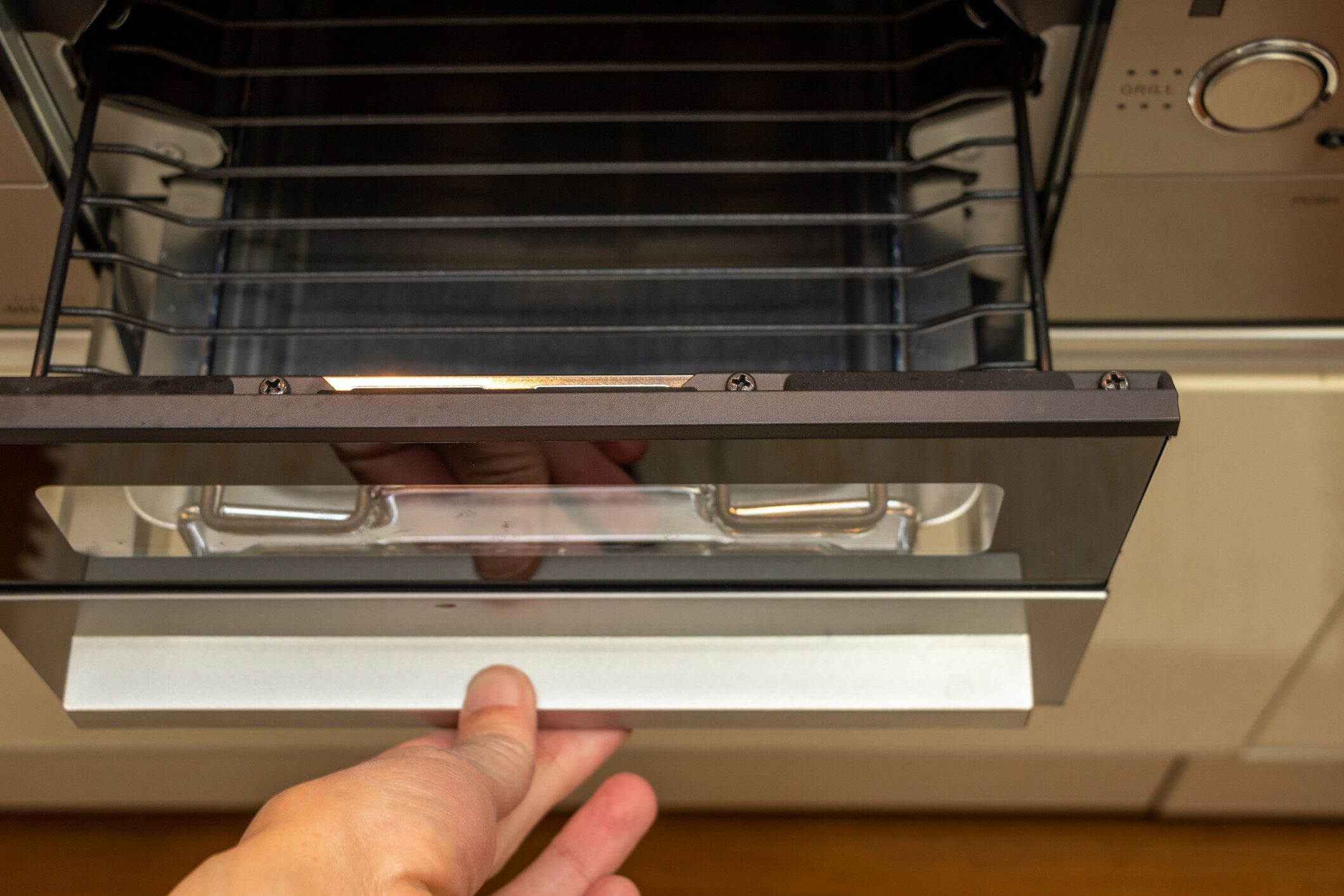 魚焼きグリルの汚れや焦げ付きはどうやって落とす？簡単に落ちる掃除方法や汚れ予防法