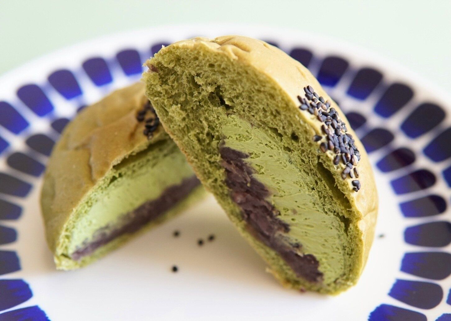 【ローソン】ホイップクリームと粒あんの一体感が絶妙「森半監修　お抹茶ホイップあんぱん」