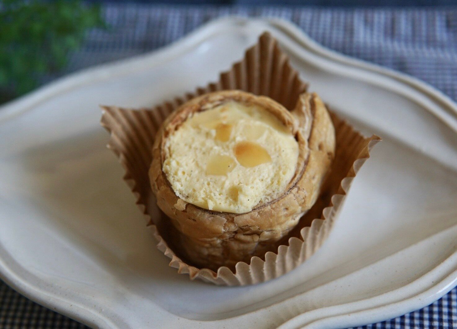 【ローソン】上から下まで2層のクリームがぎっしり「充ちるカスタードクリームのパイ」