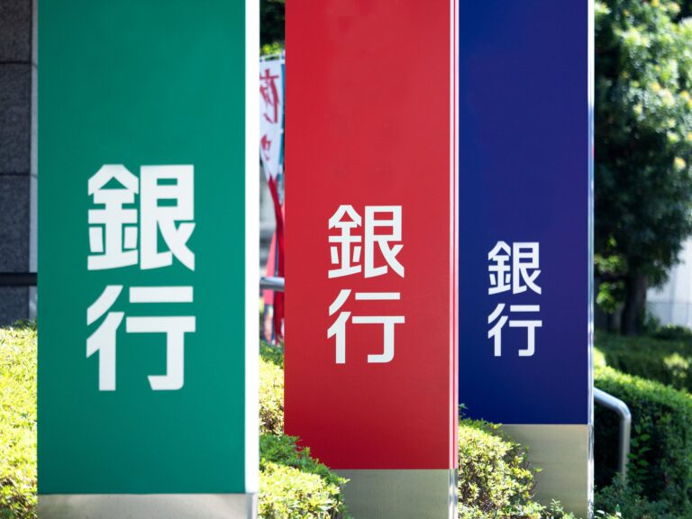 【ウソ？ホント？】奨学金は返済する貸与型のほかに返済不要の給付型もある!?