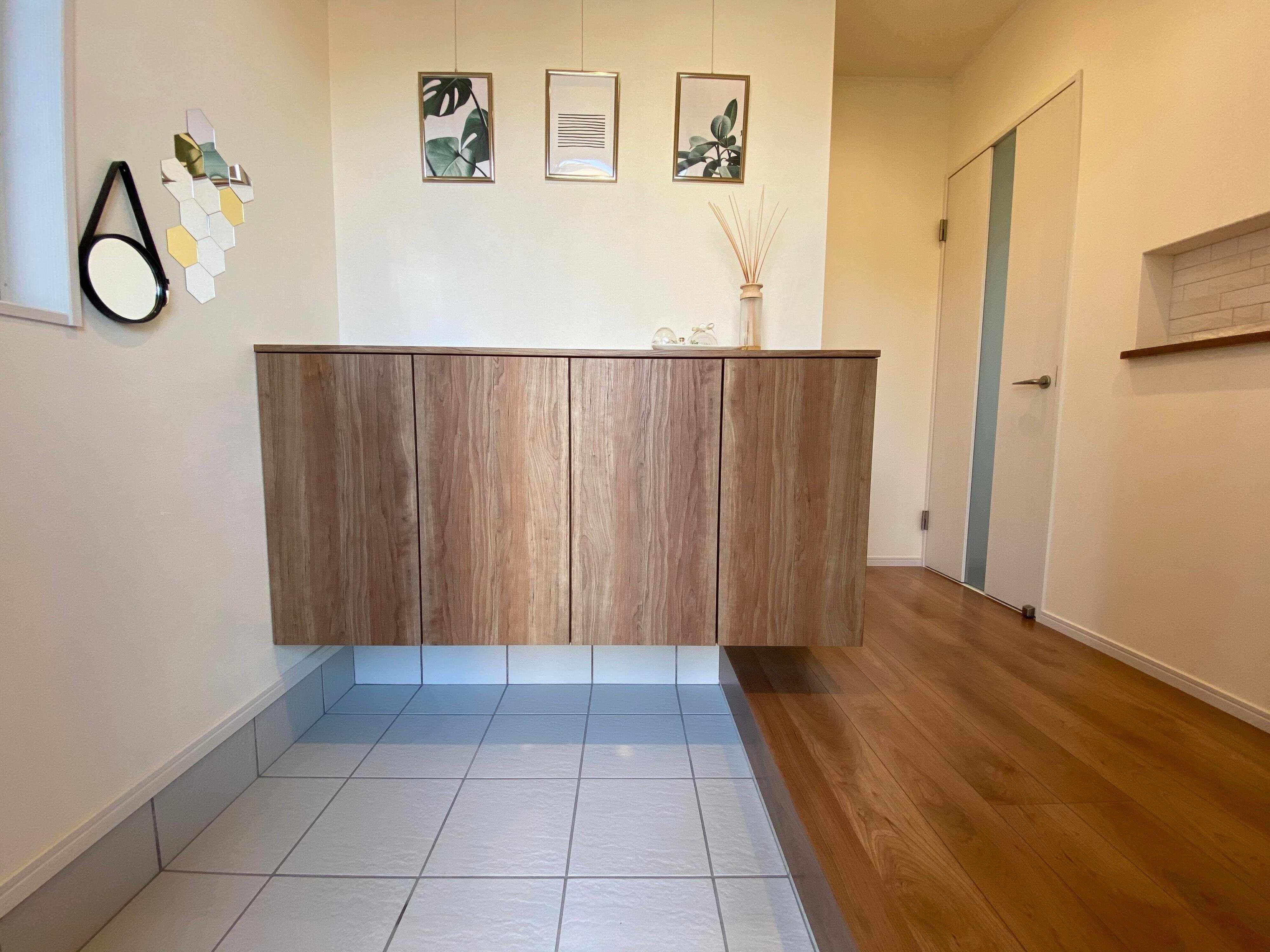 水も洗剤も不要！めんどうな玄関掃除を簡単にする方法