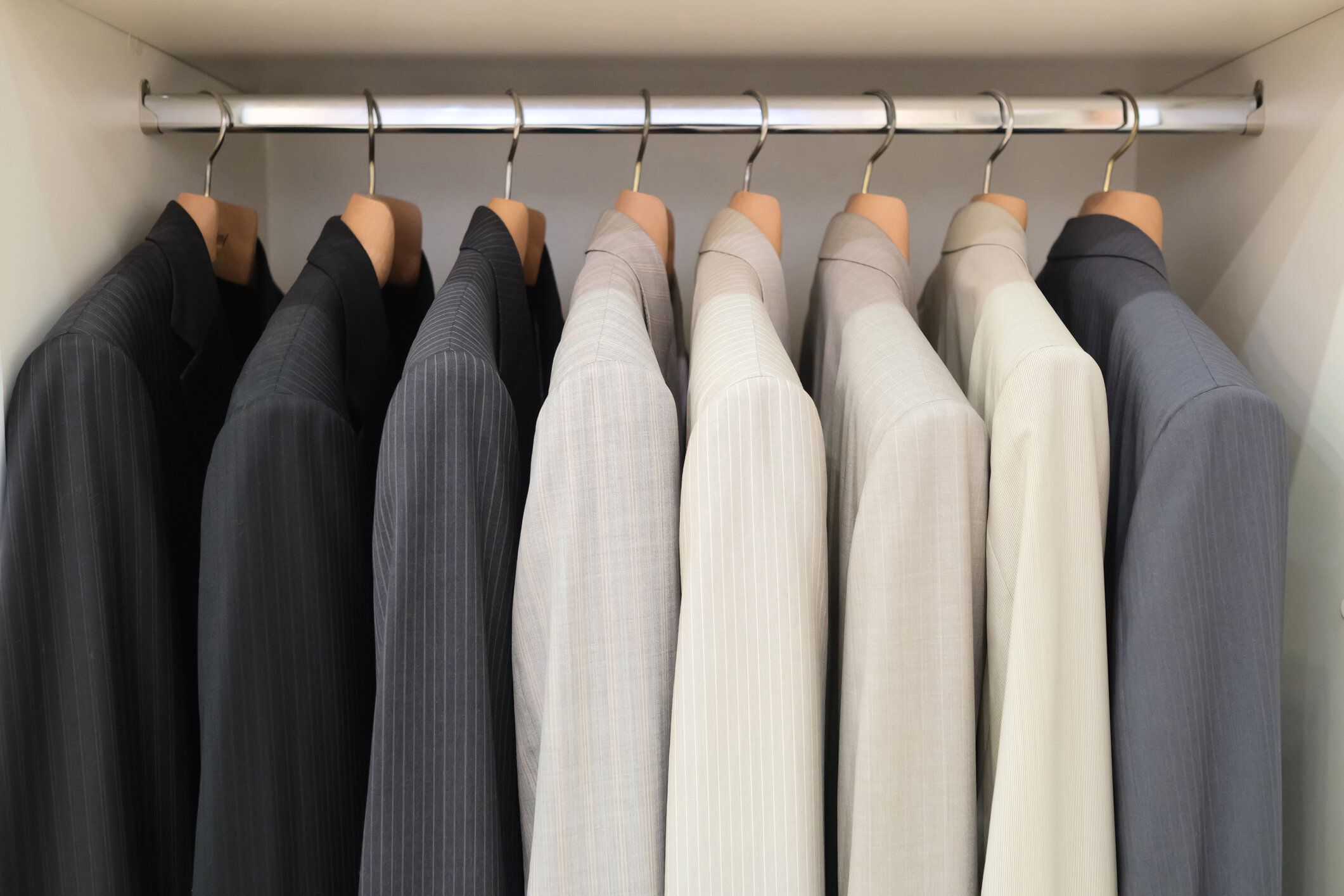 梅雨前にチェック!クリーニング返却時のナイロンカバーどうしてる？ カバーは外した方がいい理由