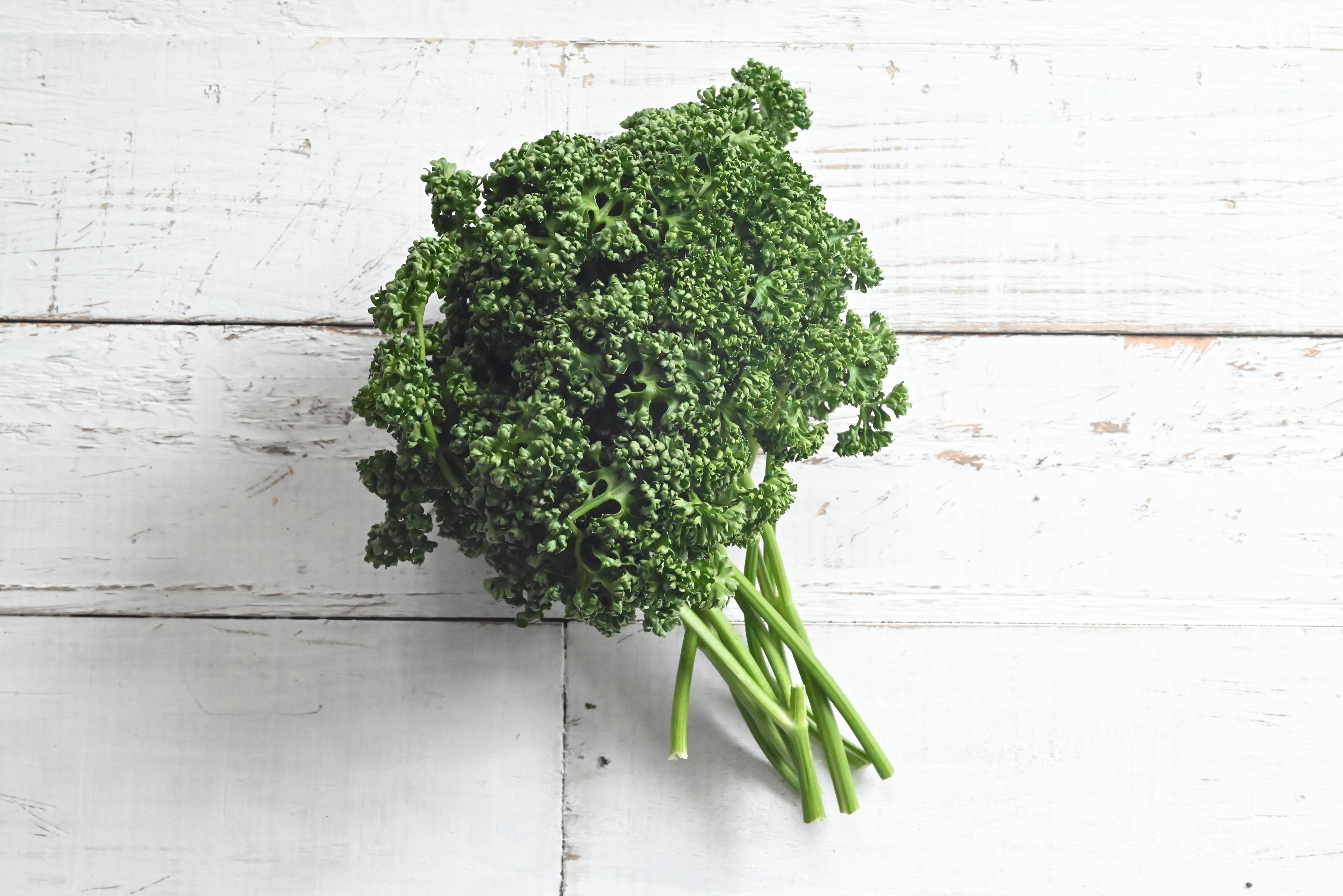 パセリは冷凍保存が便利！包丁なし、10秒でパラパラになるワザ