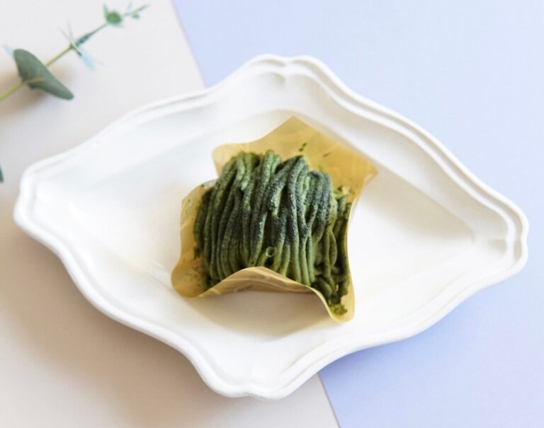 【ローソン】さまざまな食感が口の中で踊り、抹茶でまとまる「お抹茶モンブラン」