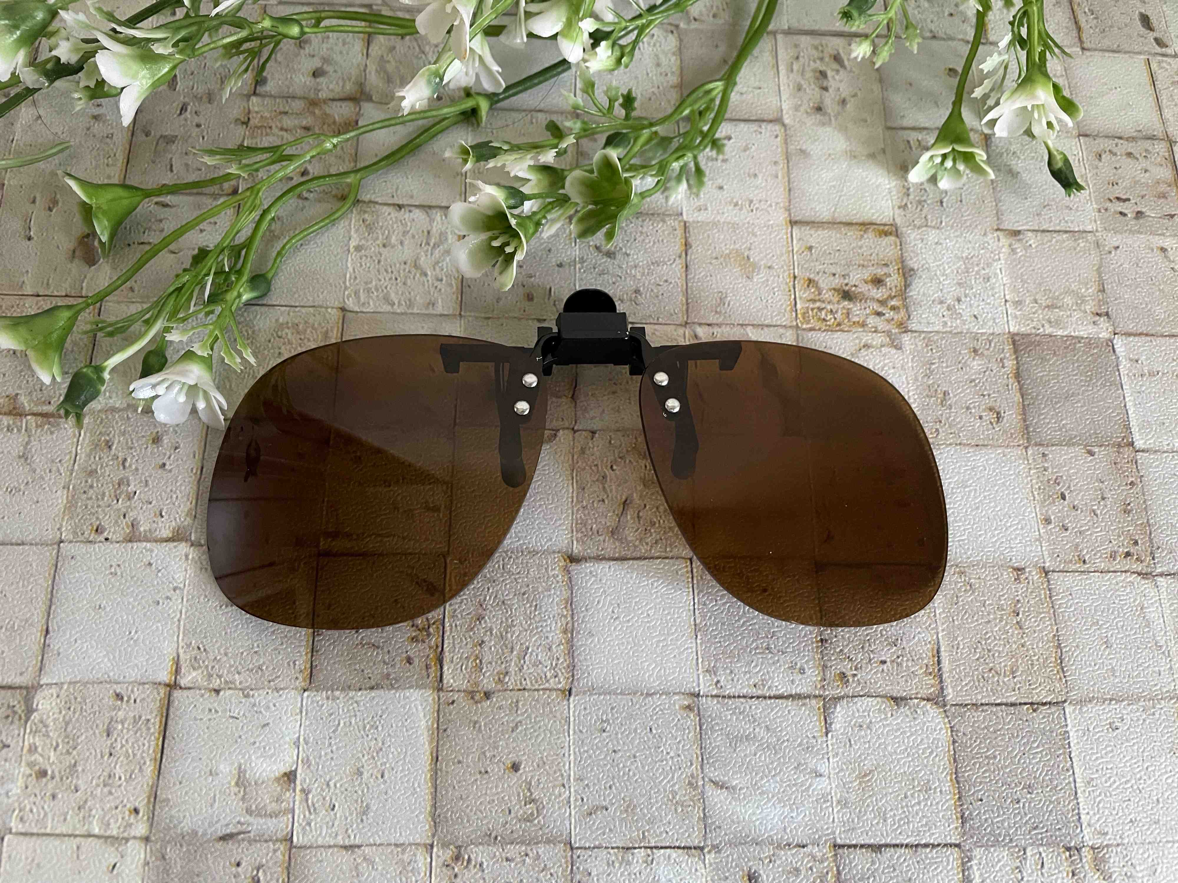 メガネさん必見！ダイソーでメガネに付けるサングラスが買えるよ！