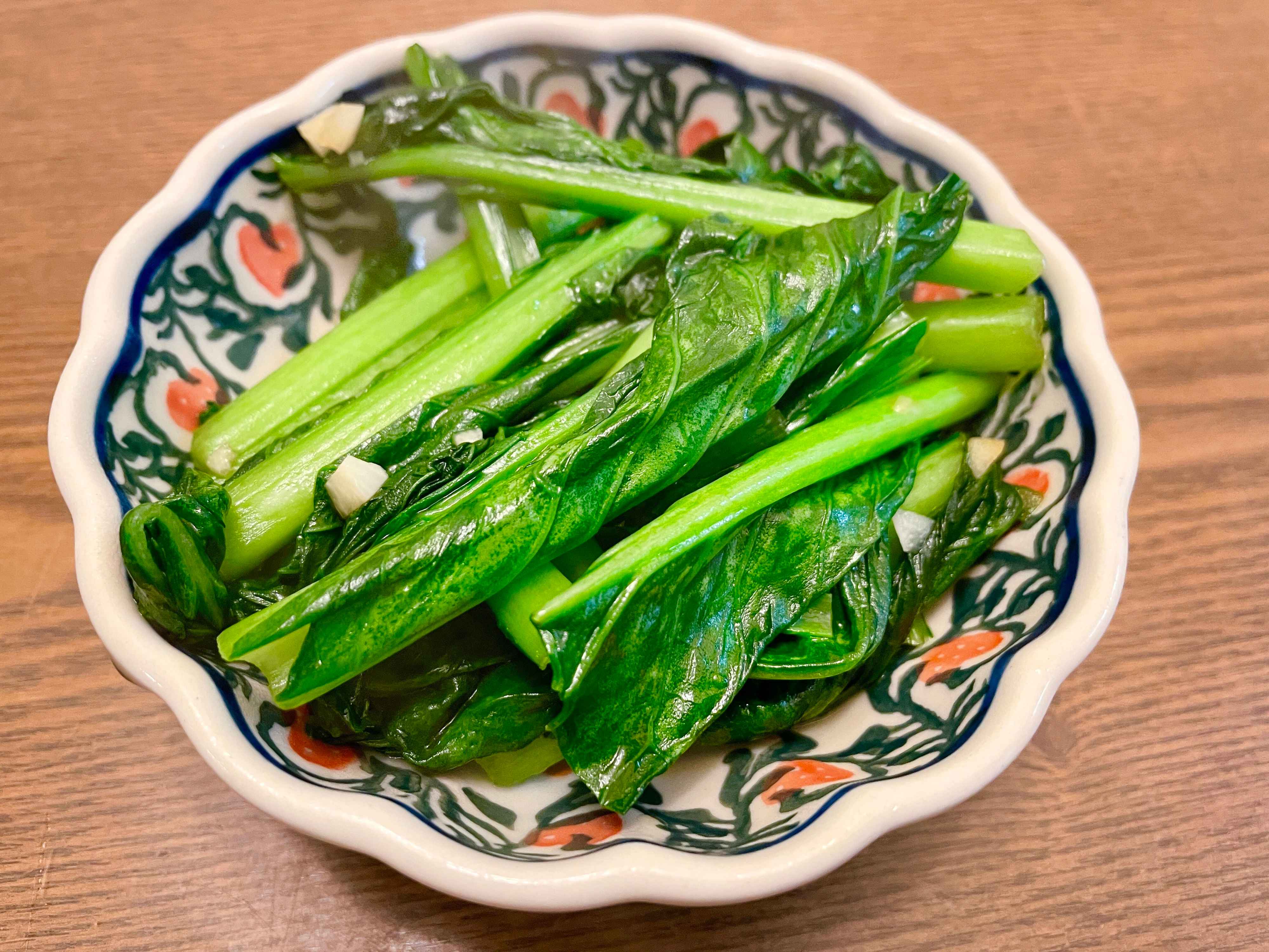 味付けはしょうゆだけ！すぐてきでおいしい「小松菜炒め」のつくりかた
