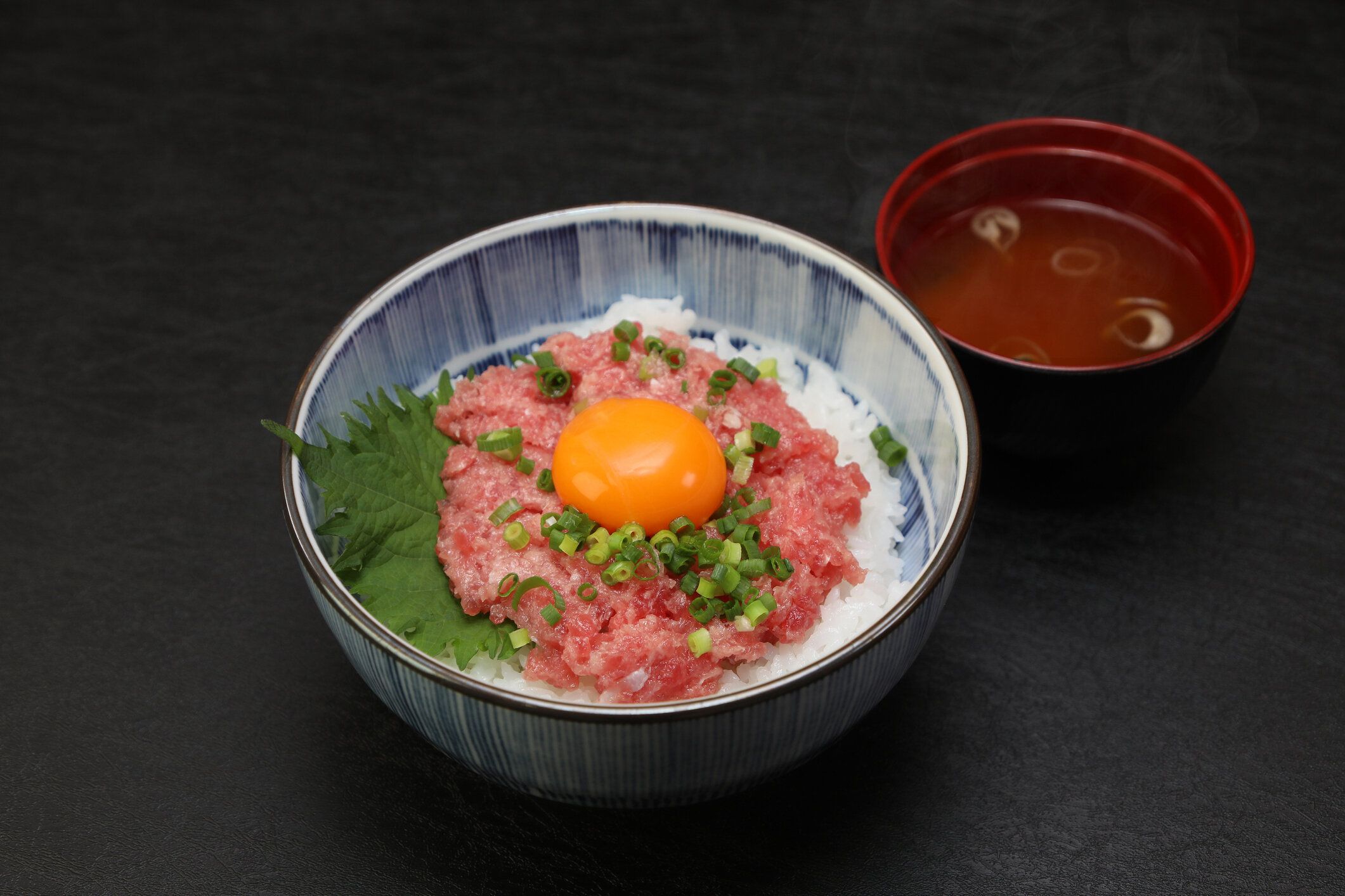 【管理栄養士監修】気になる「ネギトロ丼」のカロリーや炭水化物量とは？食べる際に押さえるべきポイントを紹介