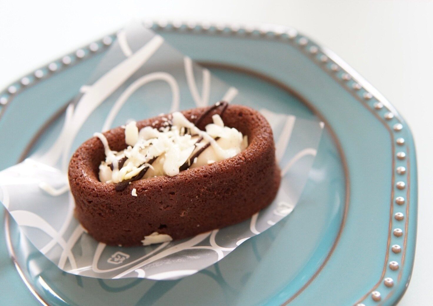 【ローソン】トッピングの華やかさと香るバニラが気になる、大人気商品の新フレーバー「生ガトーショコラ　バニラ」