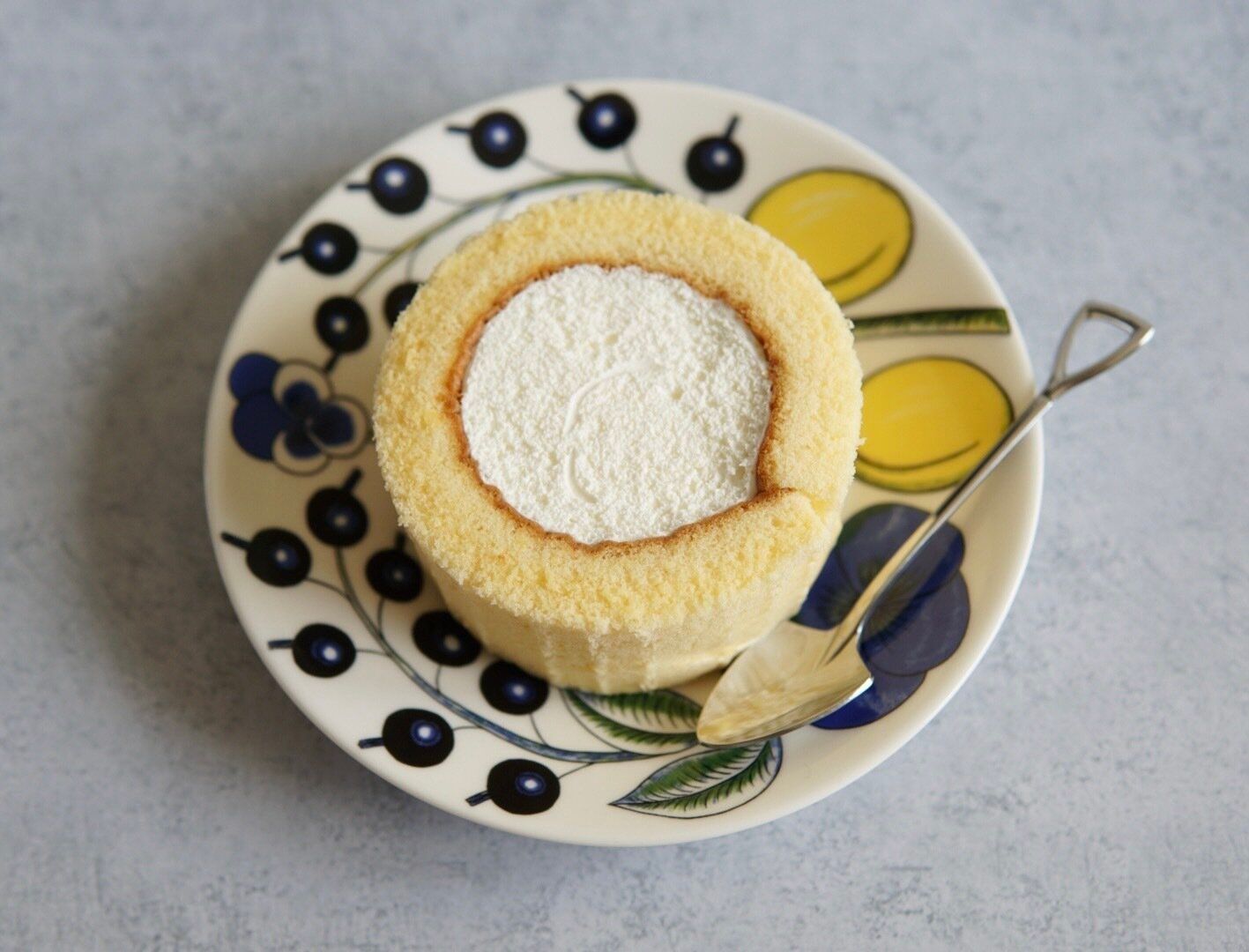 【ローソン】毎月6日は何が出るかな、お楽しみ。厚さ2倍のプレミアムロールケーキを食べてみた。