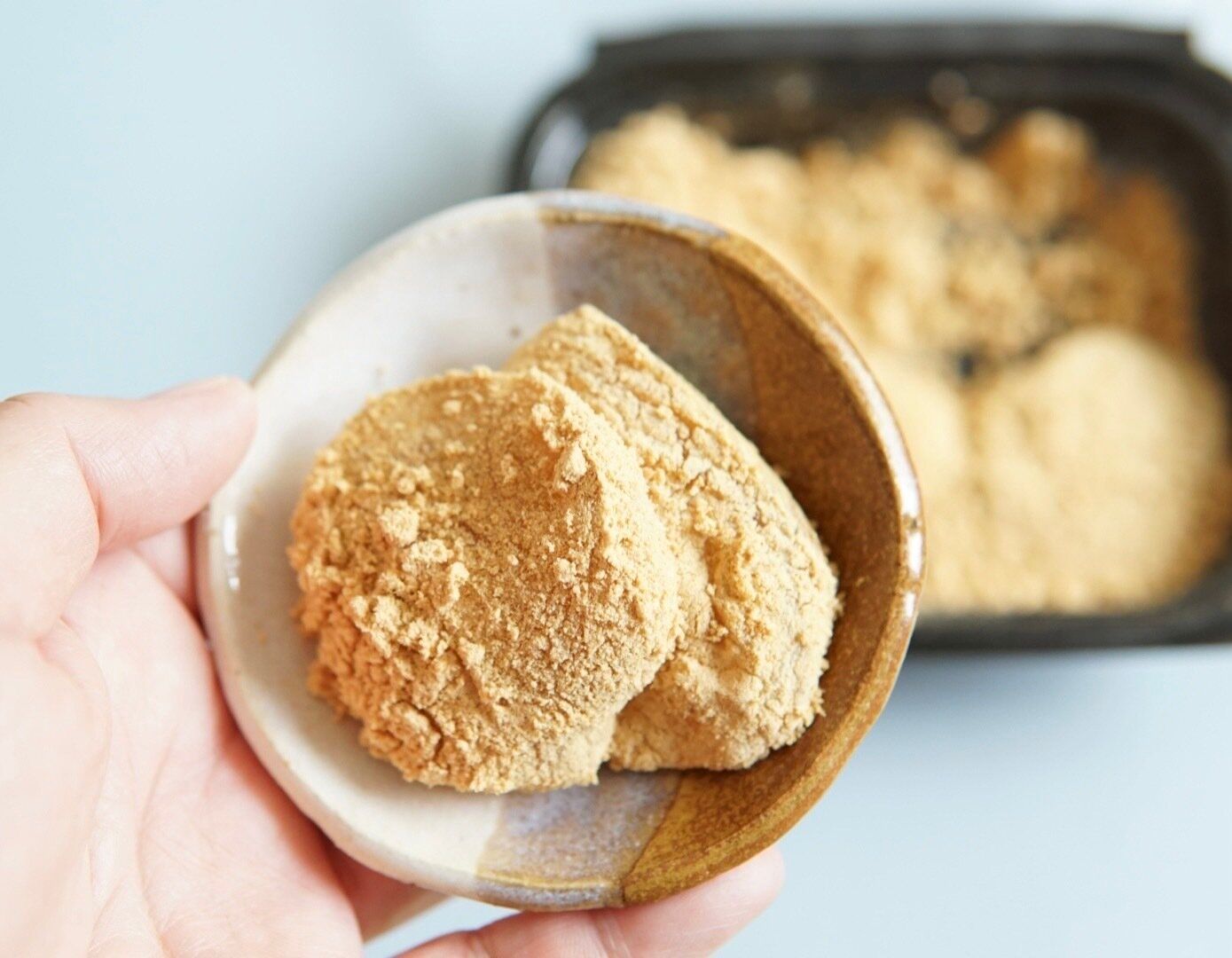 【ローソン】最高のとろーり食感。わらび餅の甘味ときな粉の香ばしさが引き立てあう「とろけるわらび餅」