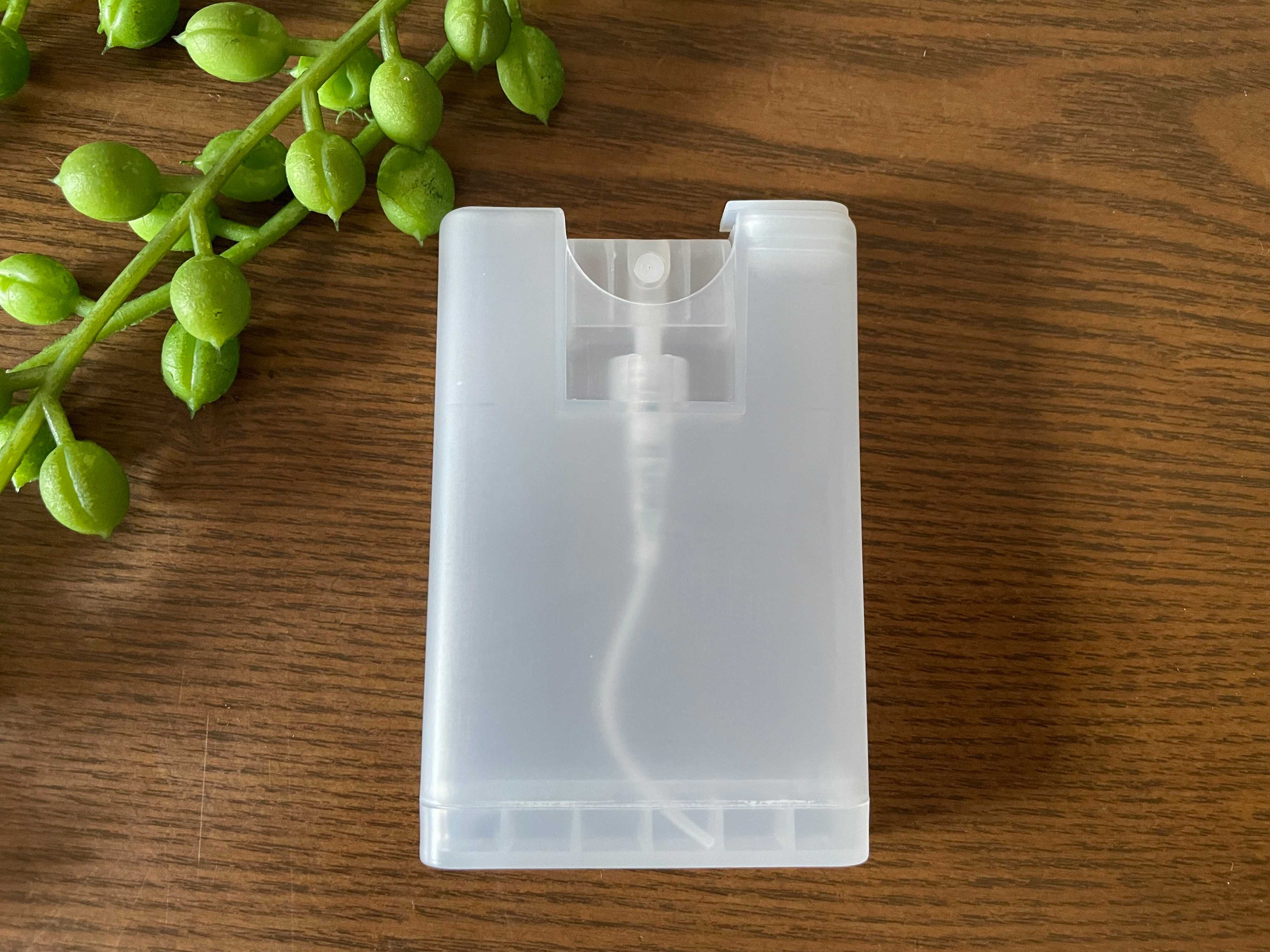 【ワッツ】これはいい！スリムなカード型スプレーボトルでバッグすっきり！