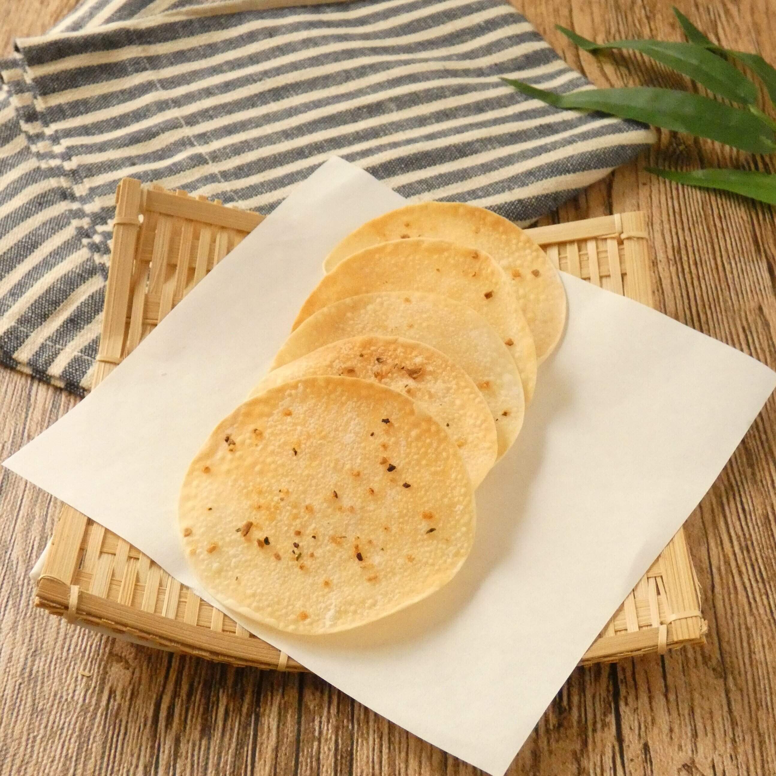 パリパリ止まらない！材料4つでつくる「餃子の皮チップ」はおうち飲みにぴったりな簡単おつまみ