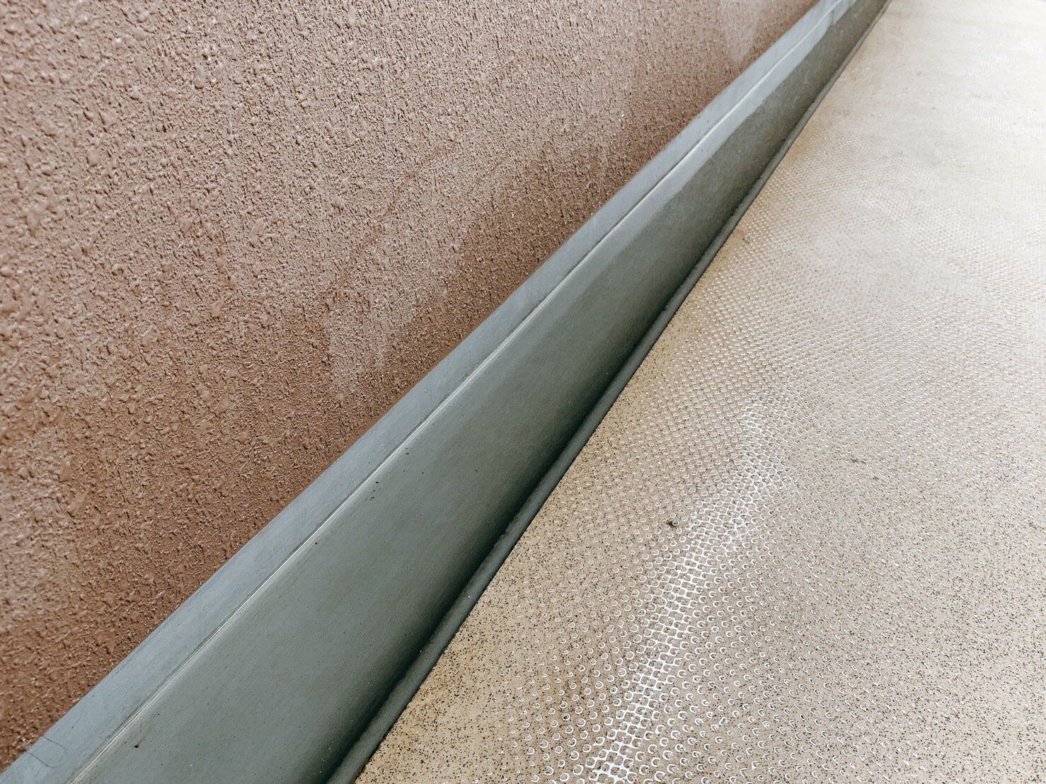 【バルコニー側溝掃除】黒ずんだ側溝もメラミンスポンジで楽々キレイ！