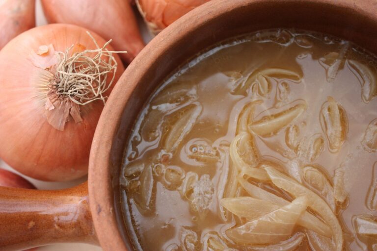 【管理栄養士監修】気になる「オニオンスープ」のカロリーや炭水化物量とは？食べる際に押さえるべきポイントを紹介