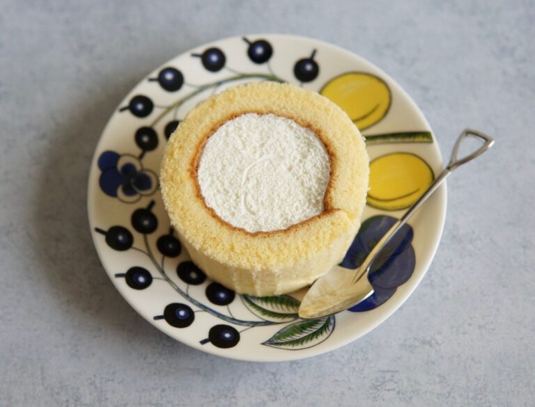 【ローソン】毎月6日は何が出るかな、お楽しみ。厚さ2倍のプレミアムロールケーキを食べてみた。