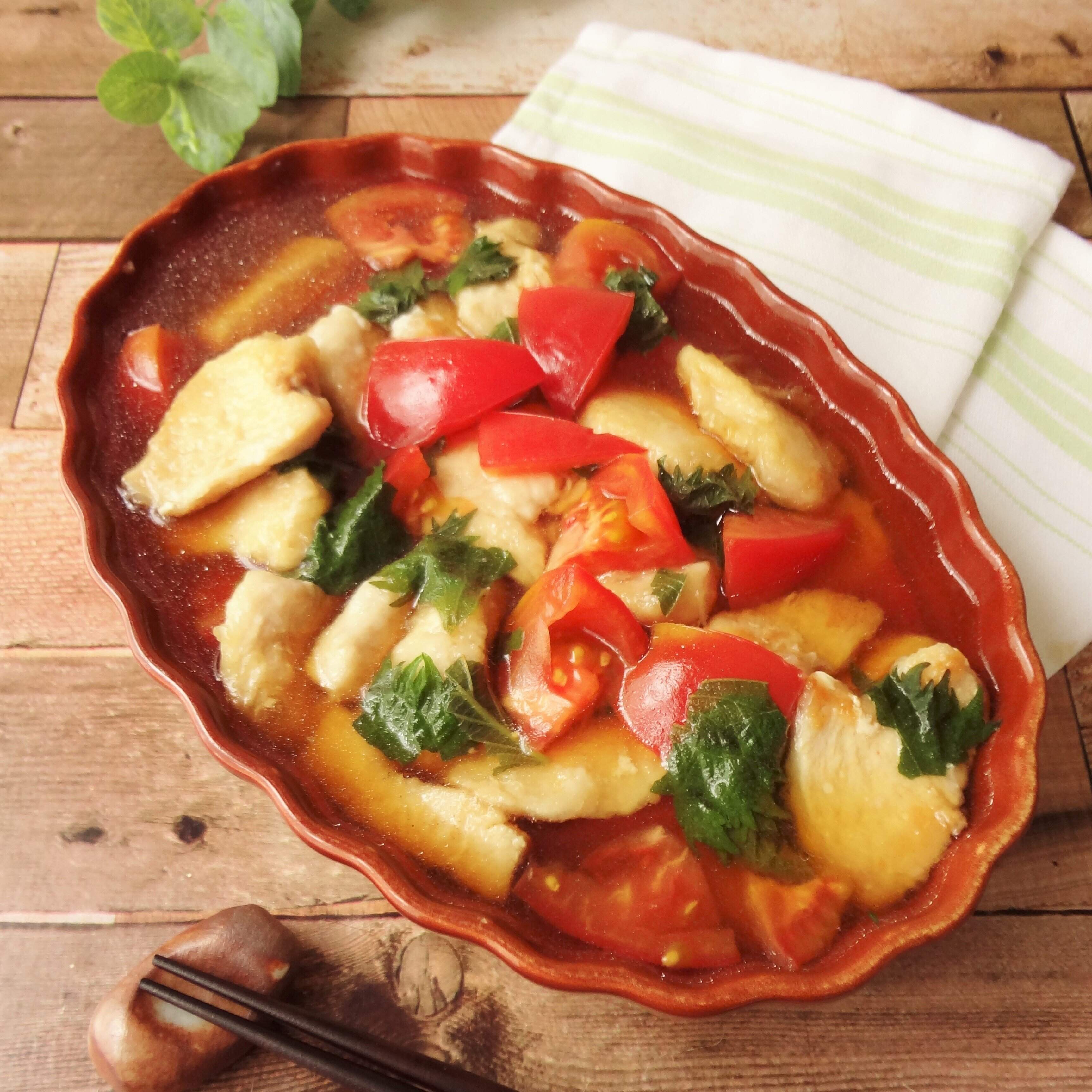 鶏むね肉1枚でボリュームたっぷり！簡単さっぱり「鶏肉とトマトのシソ南蛮漬け」