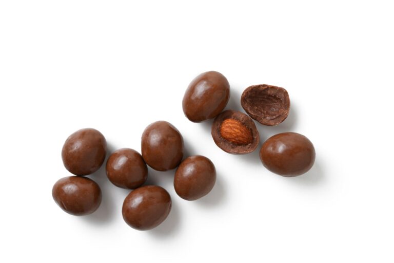 【管理栄養士監修】気になる「アーモンドチョコ」のカロリーや炭水化物量とは？食べる際に押さえるべきポイントを紹介