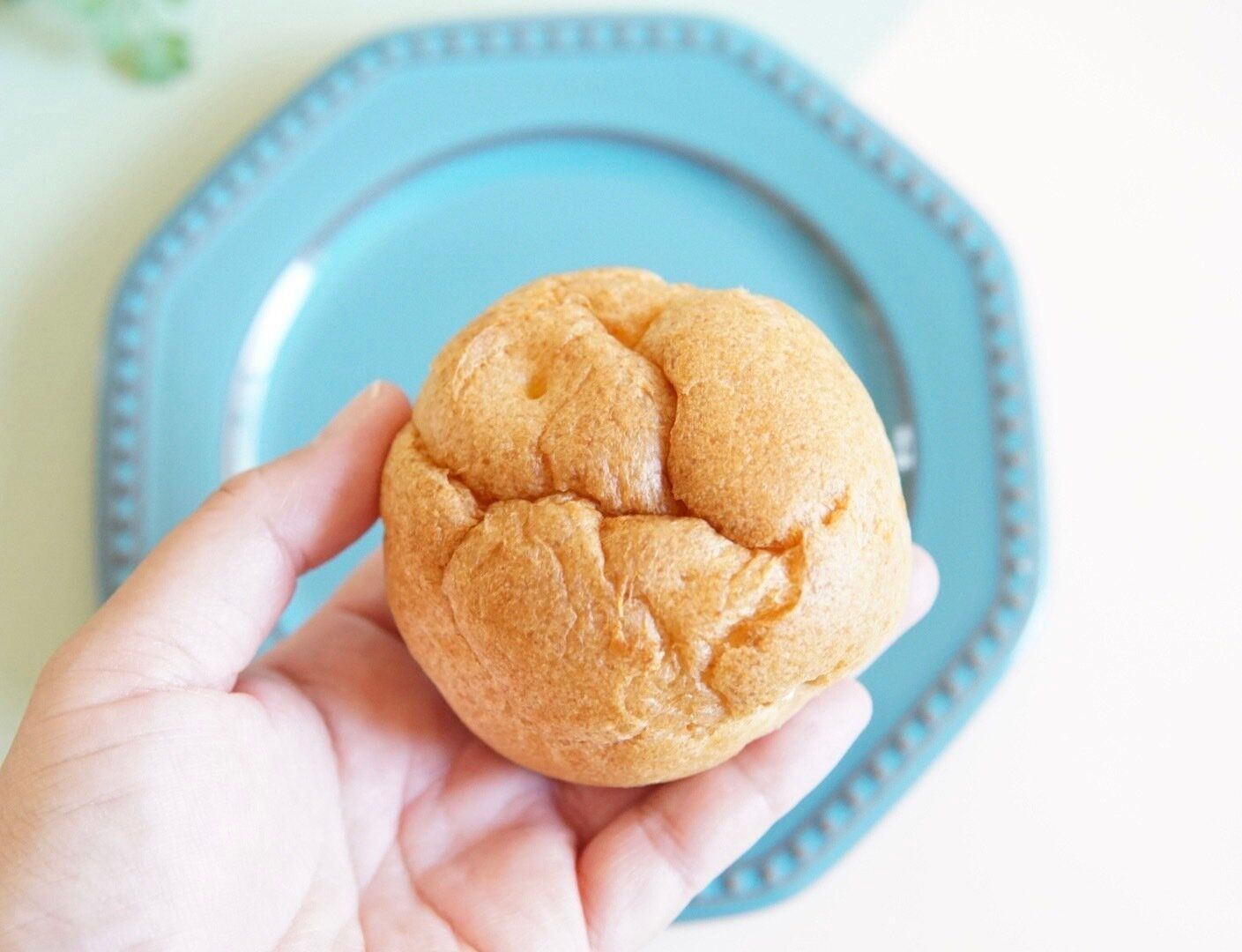 【ローソン】全国8つのエリアで異なる、ご当地ならではの味わい。中部限定「静岡クラウンメロンの生カスタードシュークリーム」をレポート