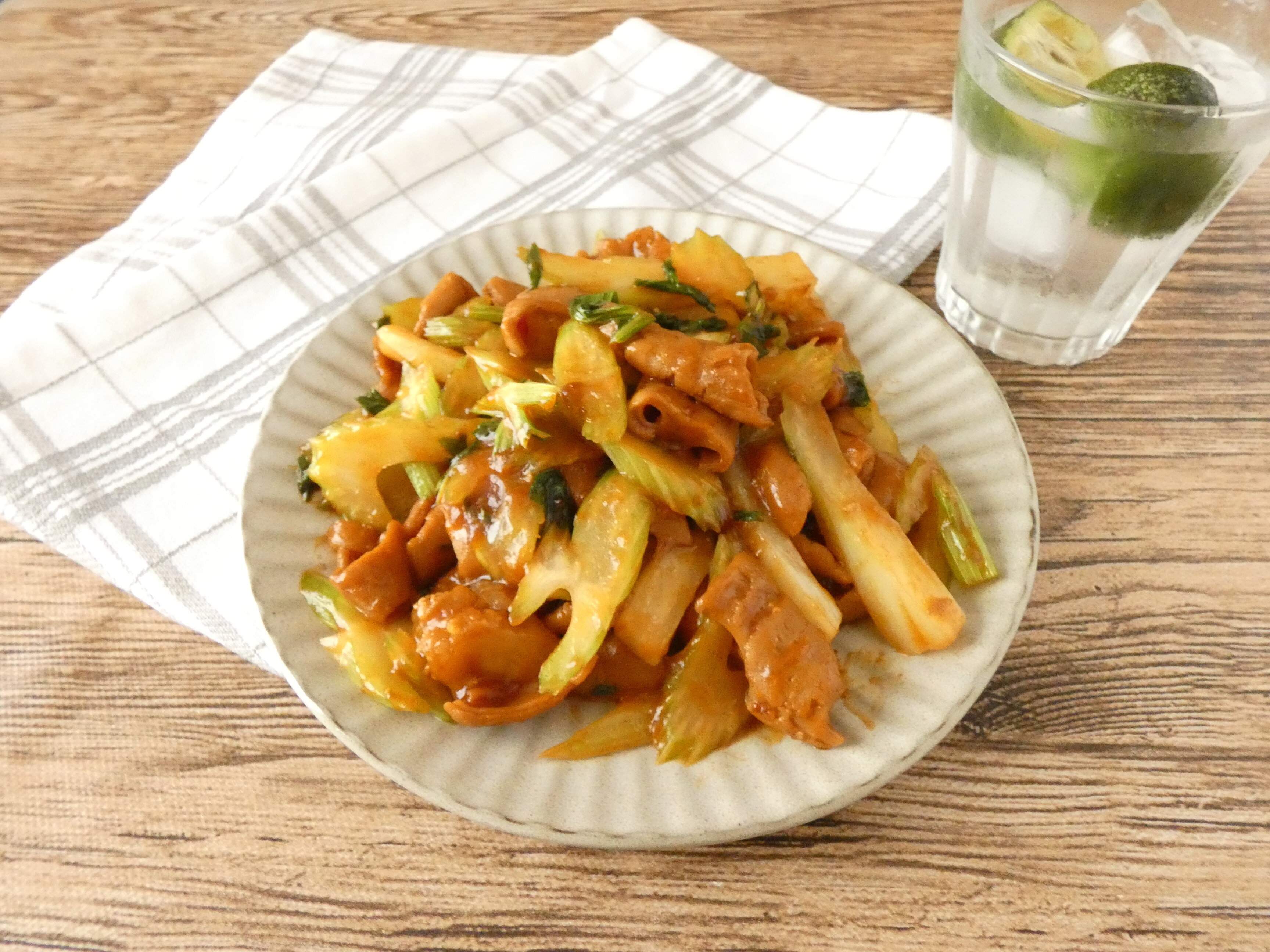 【材料3つ】おかずにもおつまみにもピッタリ「セロリのこてっちゃん炒め」がウマすぎる！