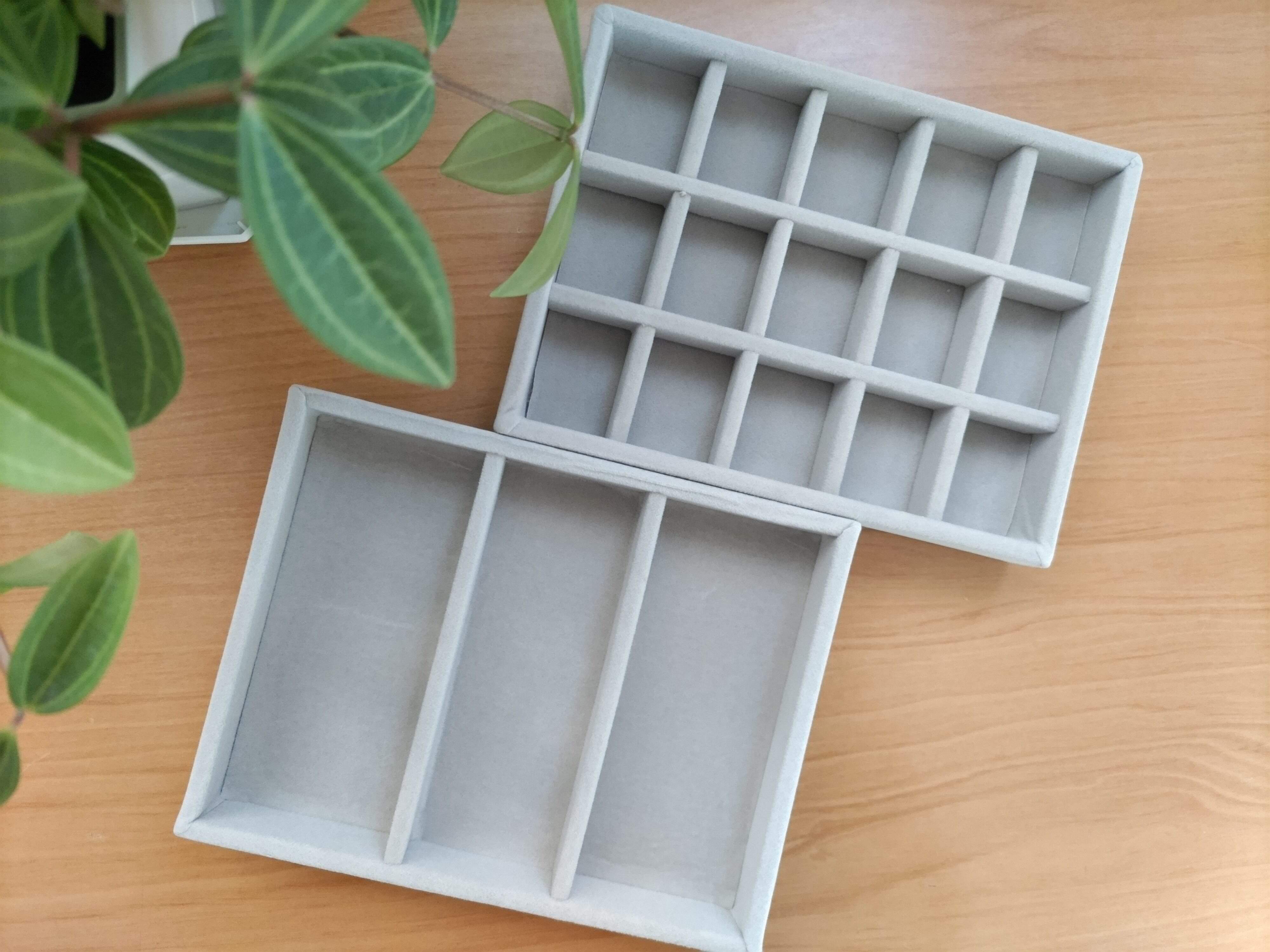 【ダイソー】アクセサリーの収納にはやっぱりこのサイズ感。ドレッサーの浅い引き出しにキレイにはまったアクセサリートレイ