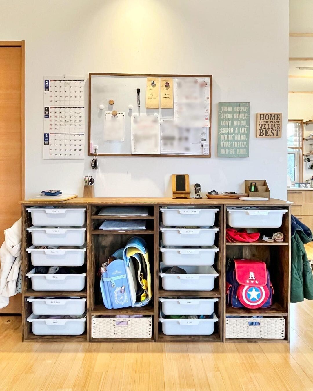 【リビングの収納アイデア7選！】浮かせる収納＆専用コーナーでスッキリ快適を目指す！