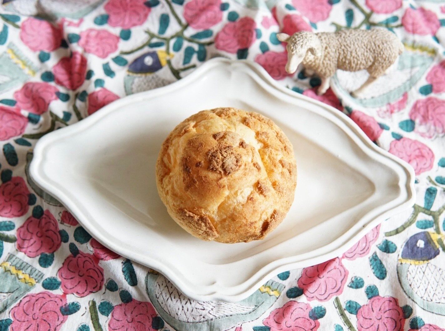 【ローソン】香ばしいパイシューと酸味のあるカスタードクリームが新感覚な「アップルパイシュー」