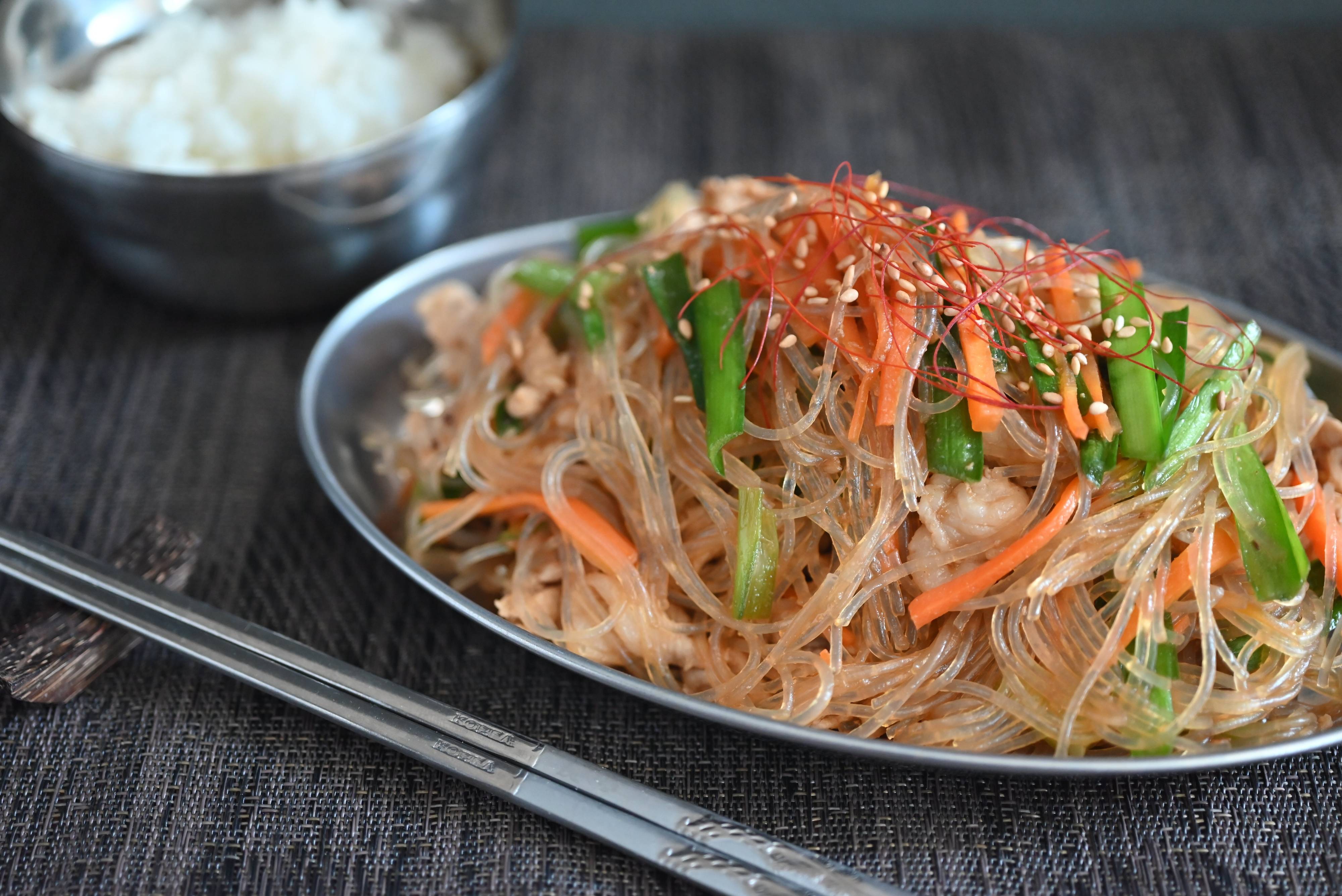豚小間切れ肉で作る！焼き肉のタレで味付け簡単♪ごはんが進む「超お手軽チャプチェ」レシピ