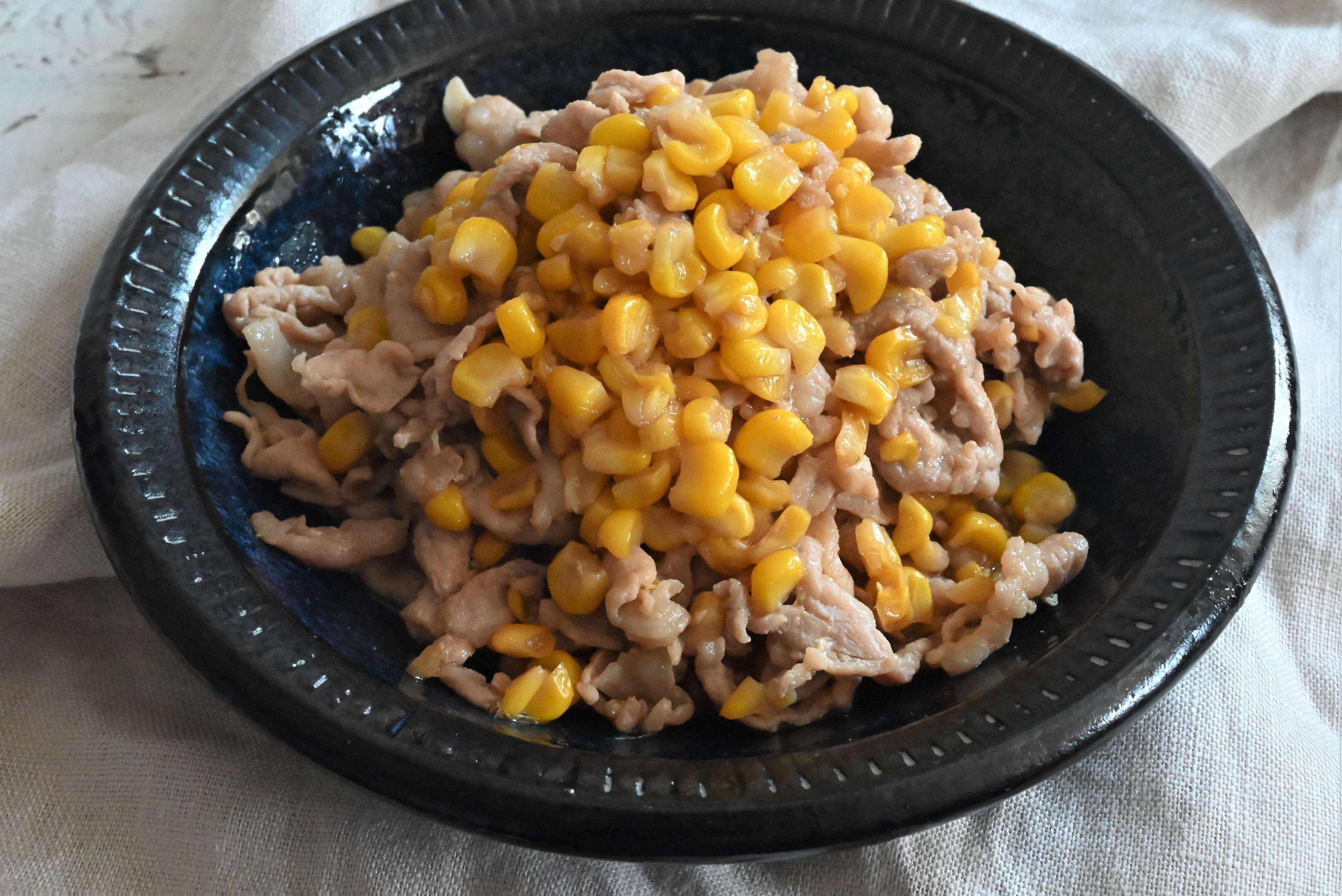 【旬の食材×めんつゆ】箸が止まらない！簡単でおいしい！豚肉ととうもろこしのバターめんつゆ炒め