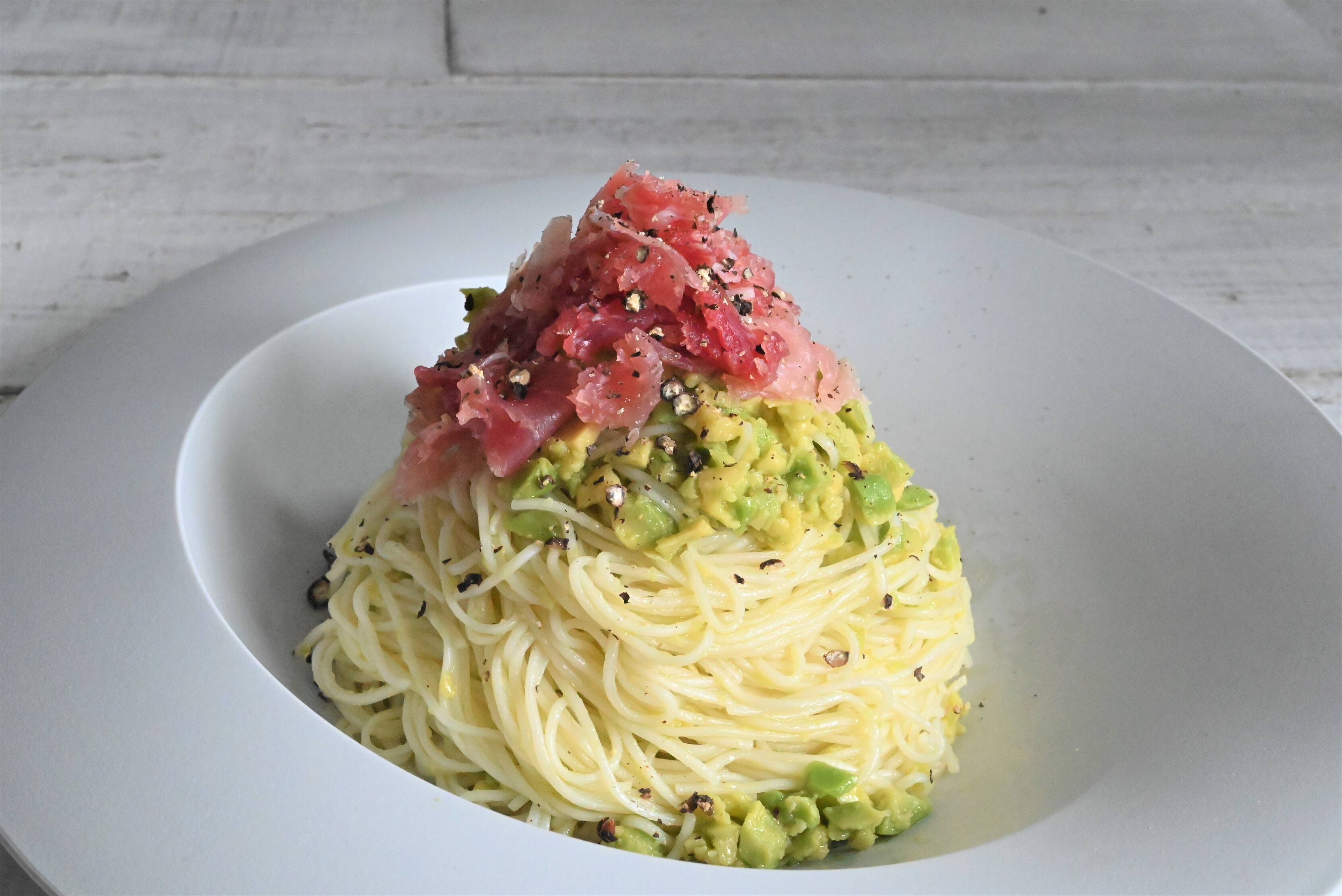 洋風アレンジ！茹でたそうめんと合わせて完成！簡単「アボカド生ハムそうめん」レシピ