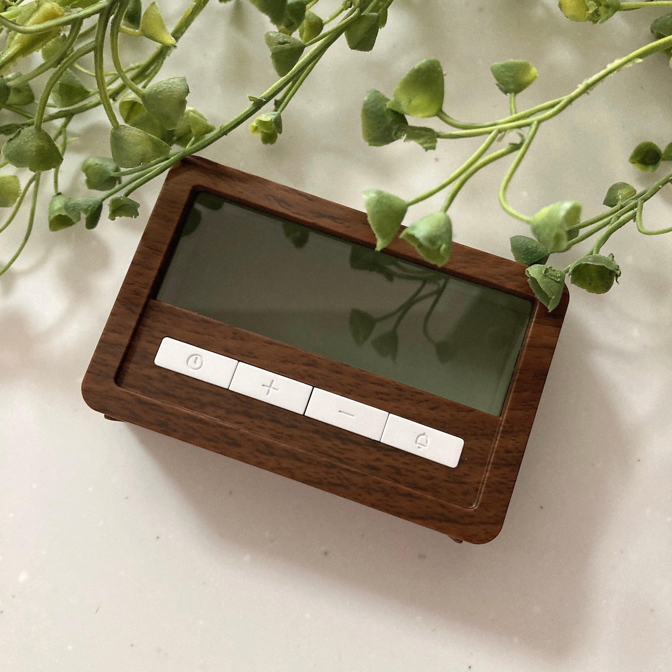 【ダイソー】SNSで話題！入手困難なほど人気の「透明デジタル時計」とは？