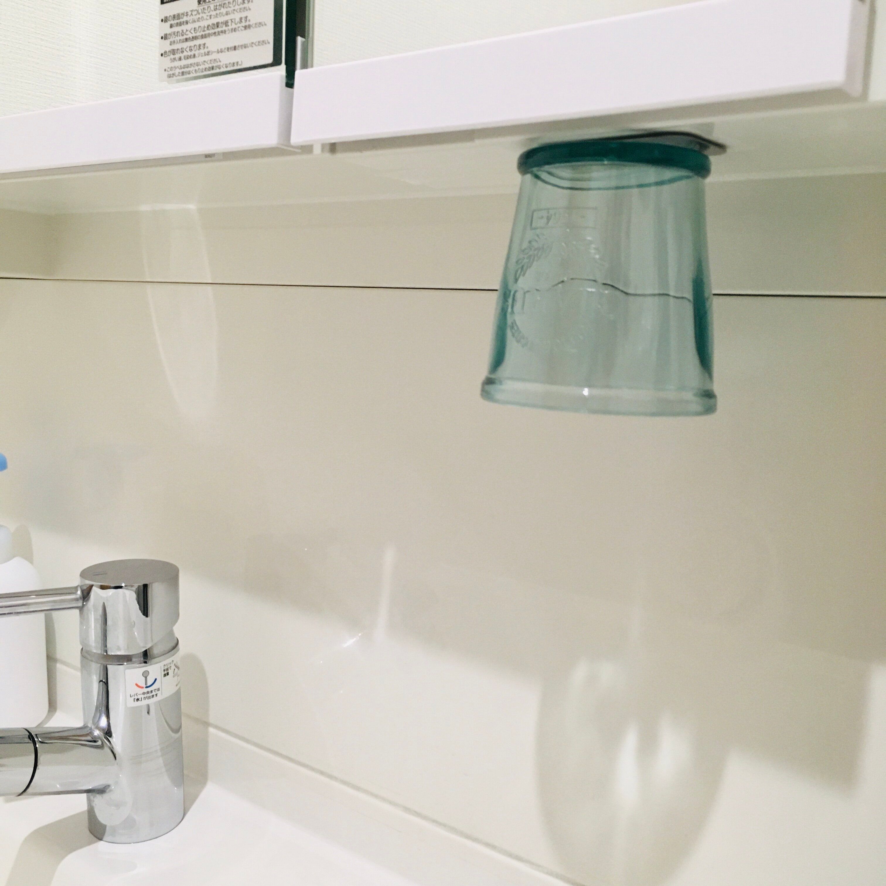 【セリア】スッキリ解決！洗面所コップは浮かせる収納が正解！